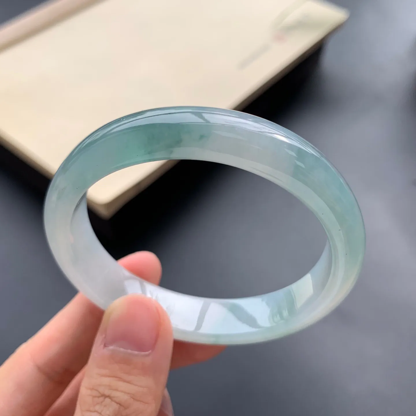 54圈口油底贵妃手镯 尺寸：54-48.3-12.3-7，无纹裂，细腻光滑，水润起胶