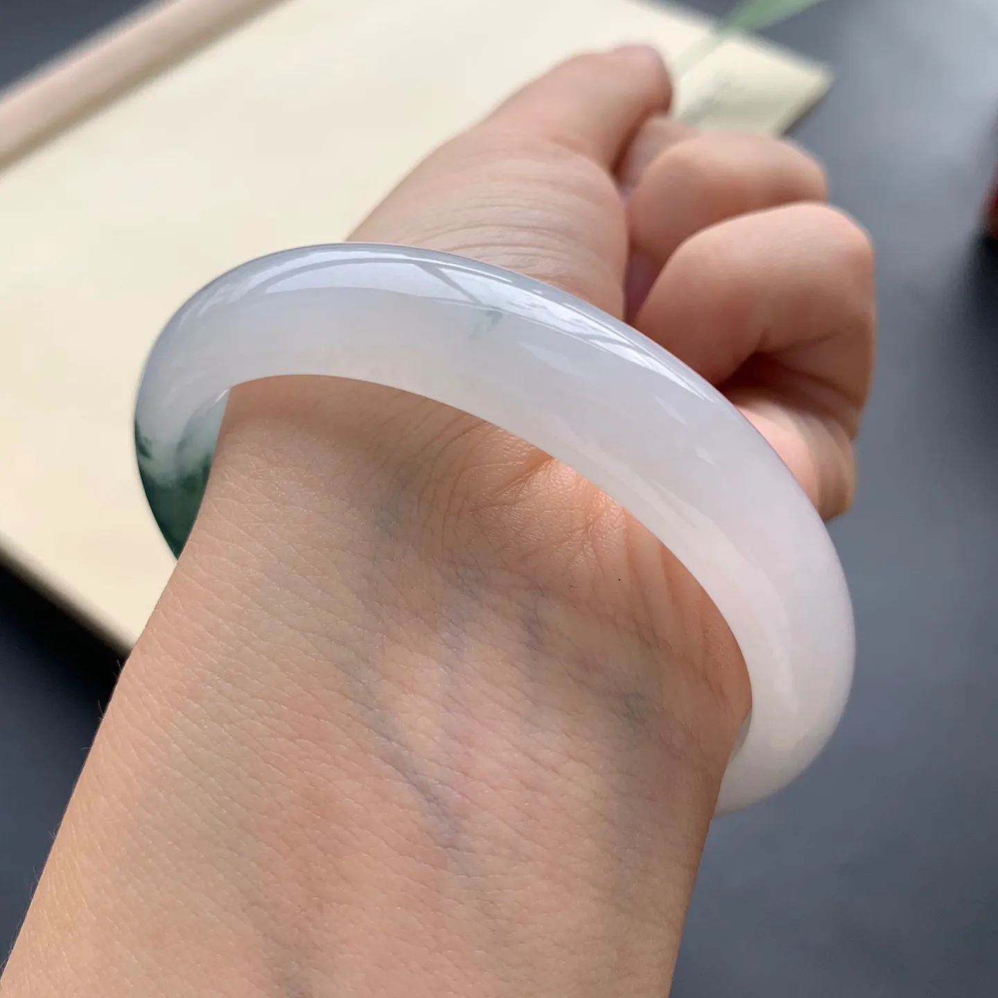 55.8圈口冰种飘花贵妃手镯 尺寸：55.8-48.3-13-7，水润起胶，花色灵动