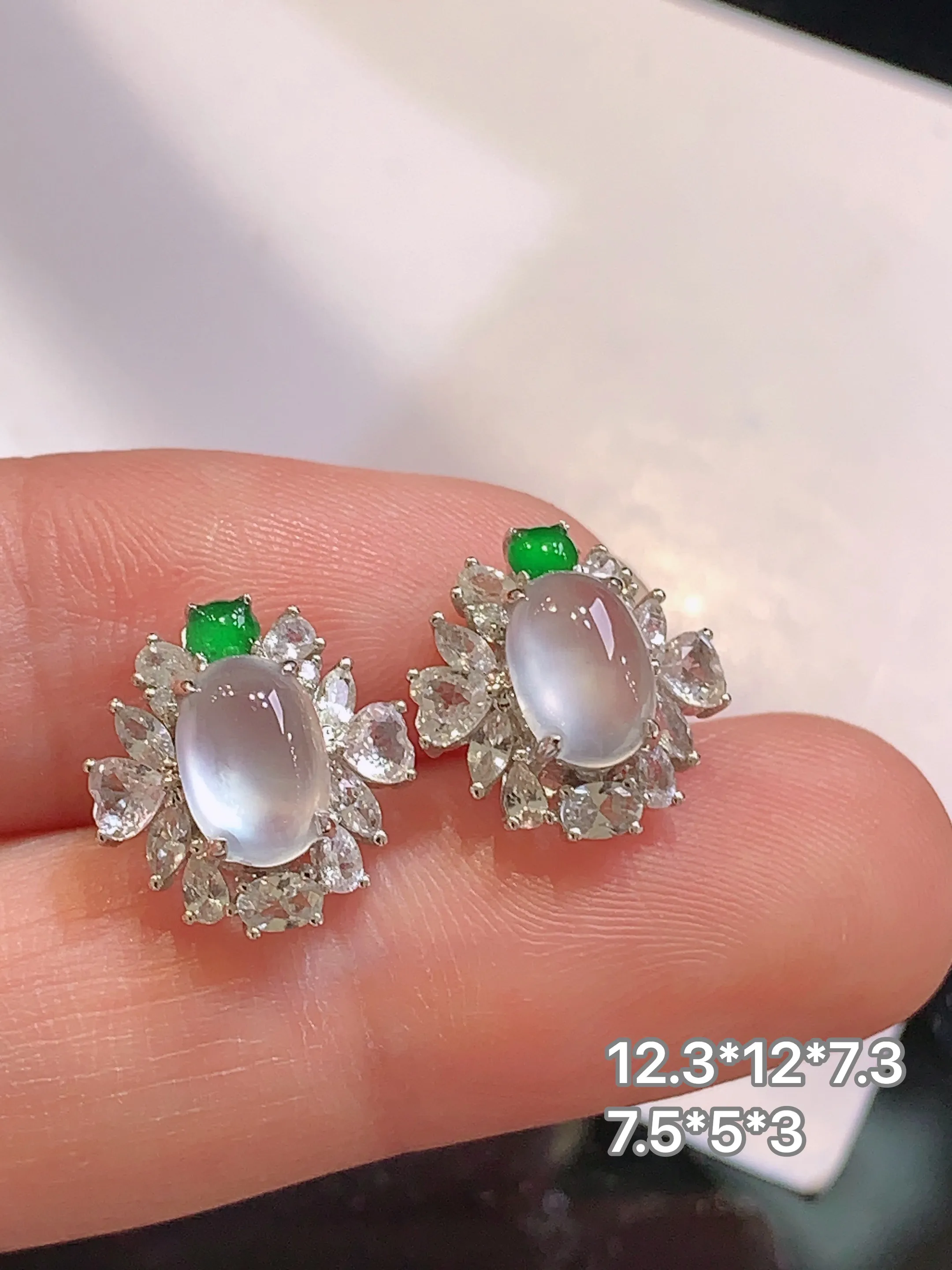 18k金钻镶嵌冰种蛋面耳钉 玉质细腻 色泽清新艳丽 整体尺寸12.3*12*7.3