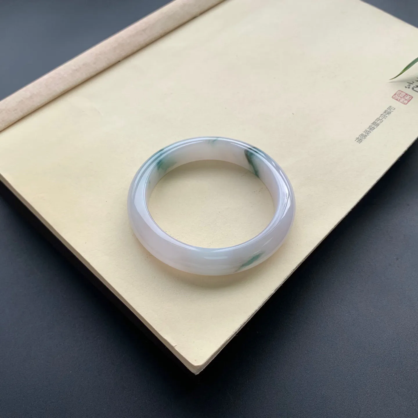 58圈口飘花正圈手镯 尺寸：58-12.2-9，无纹裂，细腻光滑，花色飘逸