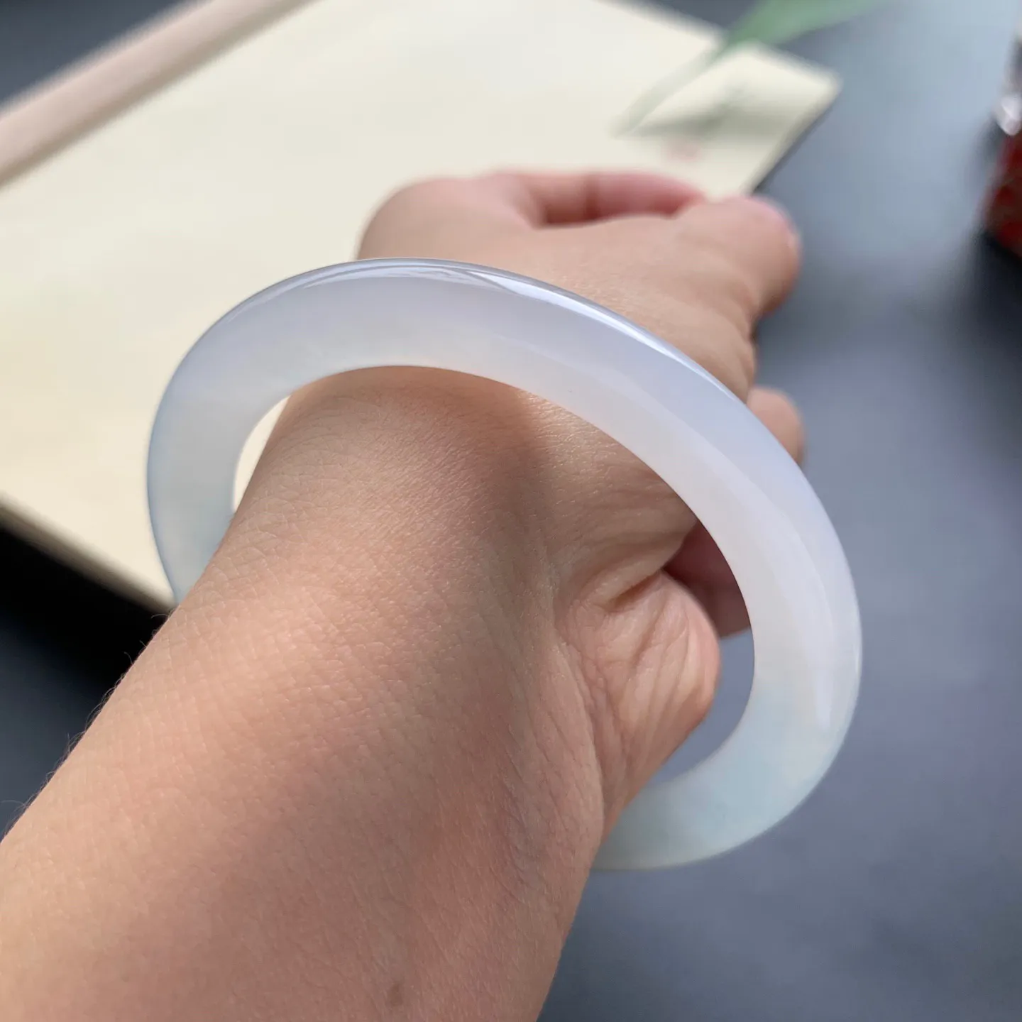 51.8圈口冰种圆条手镯 尺寸：51.8-6-8.5，无纹裂，水润透亮，胶感十足