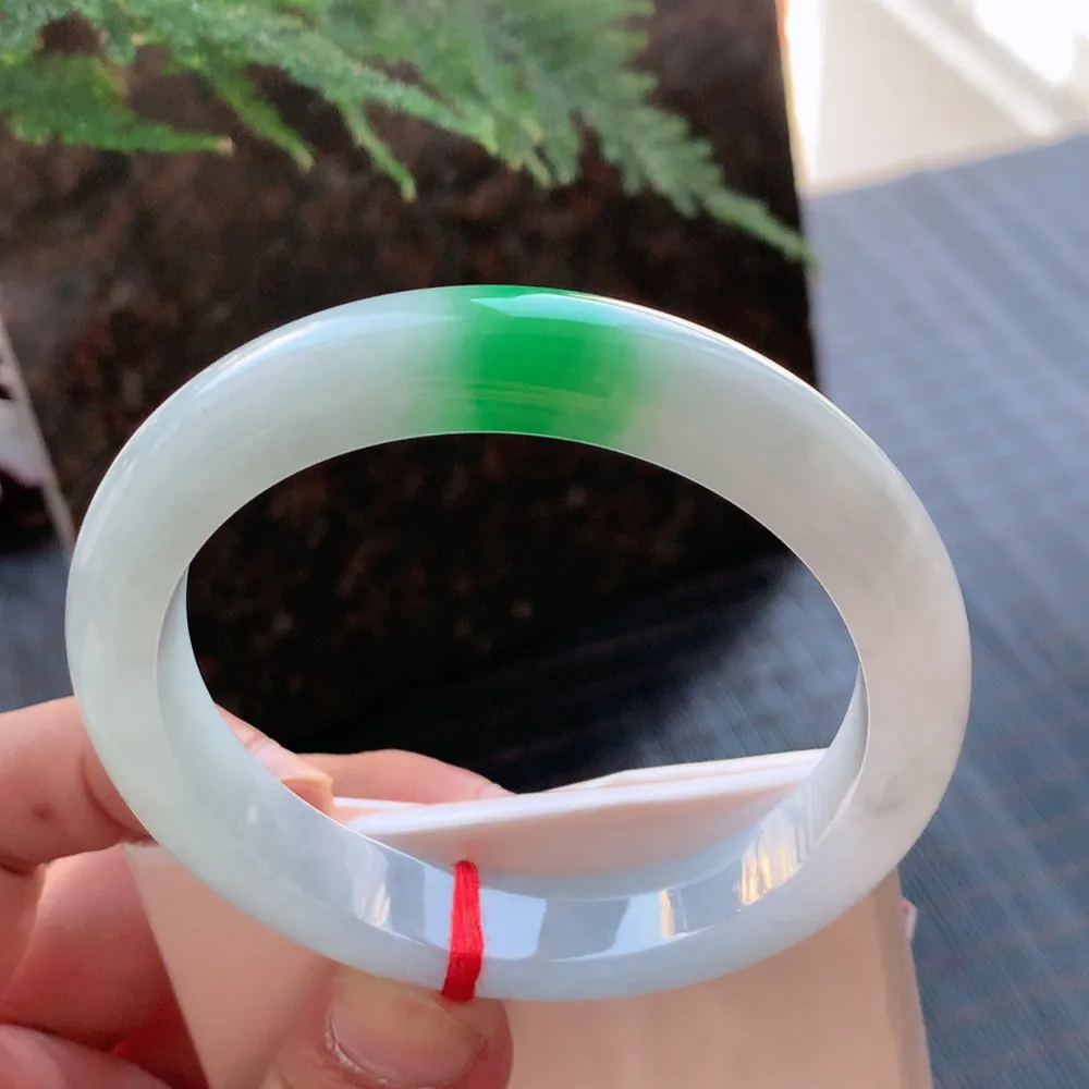 正圈冰糯阳绿 微棉纹 尺寸:61.1/12.1/8.8 大圈口