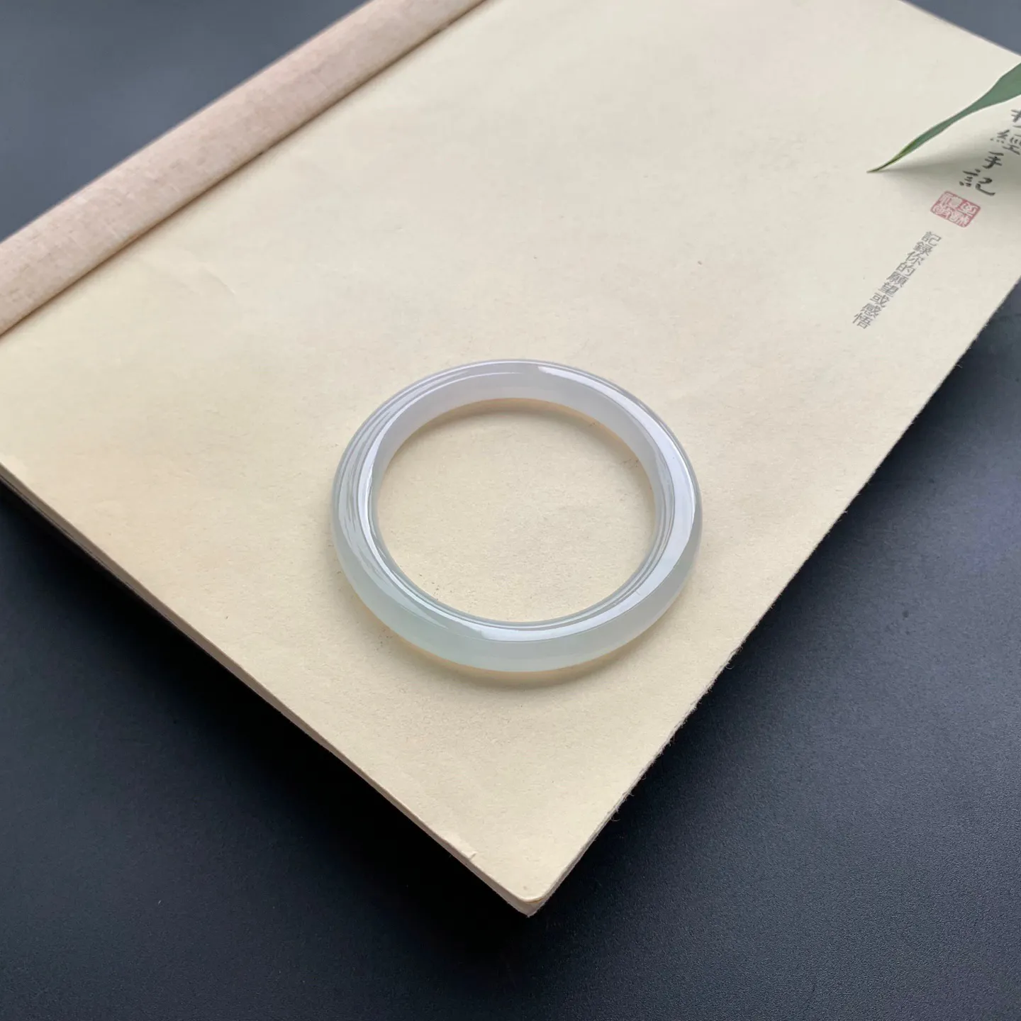 51.8圈口冰种圆条手镯 尺寸：51.8-6-8.5，无纹裂，水润透亮，胶感十足