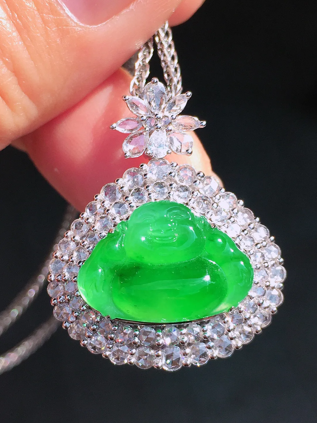 阳绿佛公吊坠，色泽均匀艳丽，玉质细腻，荧光感超
强，饱满圆润，尽显优雅气质，18k
金豪华镶嵌