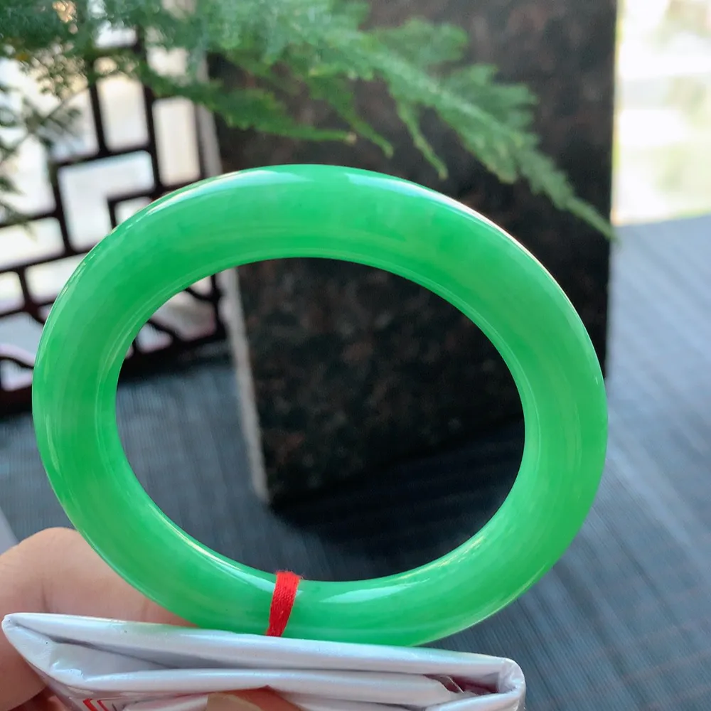 圆条满绿 无瑕 尺寸:56.1/10.9/10.6 满色