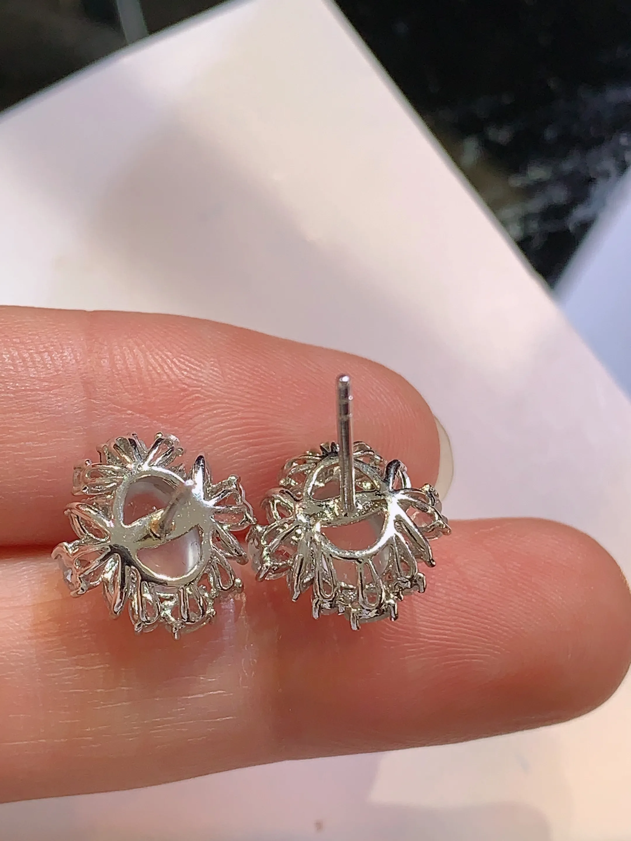 18k金钻镶嵌冰种蛋面耳钉 玉质细腻 色泽清新艳丽 整体尺寸12.3*12*7.3