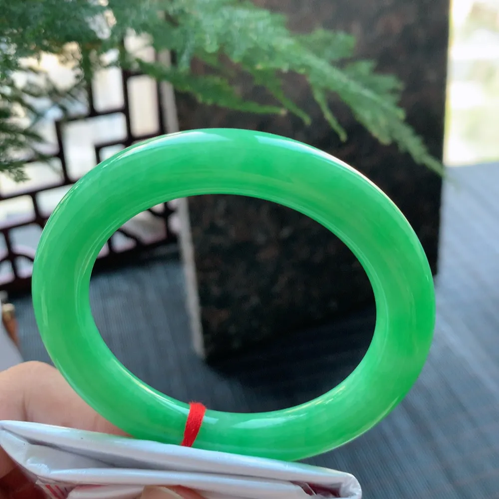 圆条满绿 无瑕 尺寸:56.1/10.9/10.6 满色