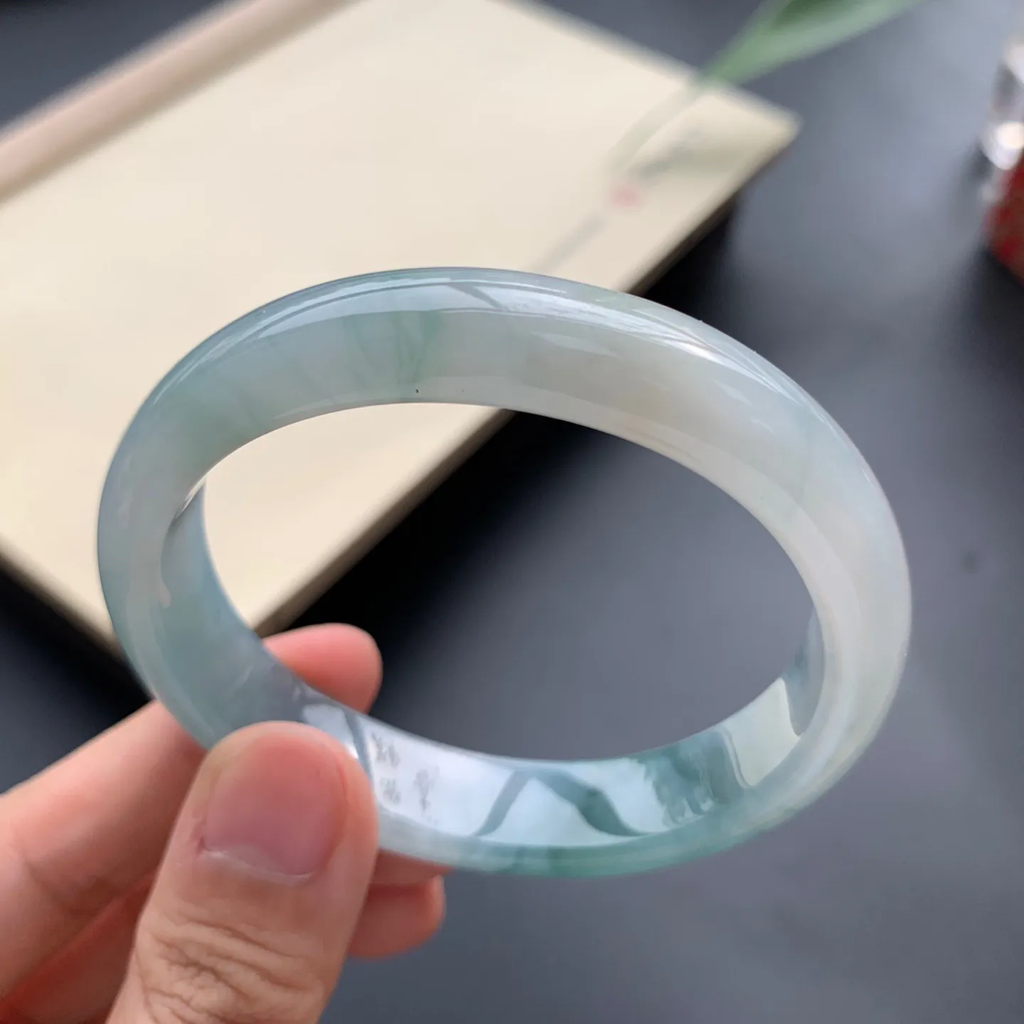 54圈口油底贵妃手镯 尺寸：54-48.3-12.3-7，无纹裂，细腻光滑，水润起胶