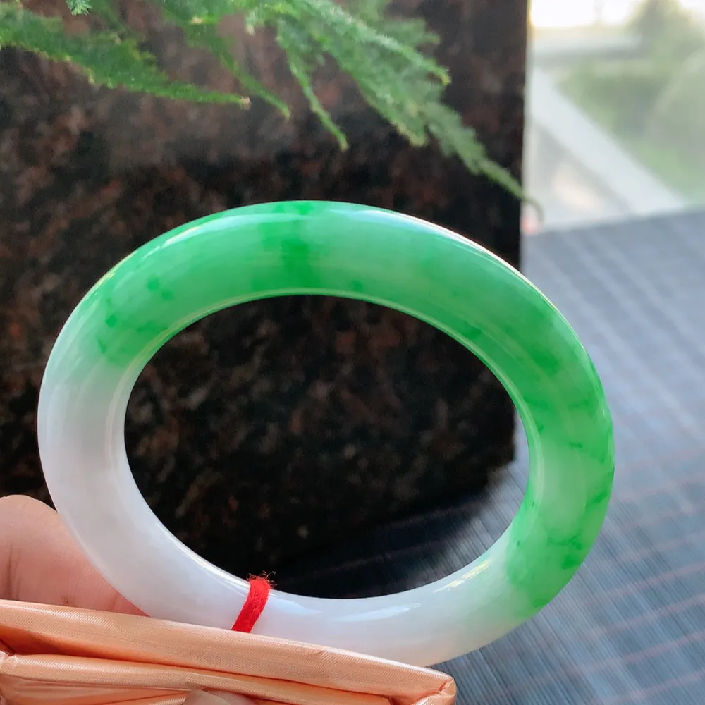 圆条一大节阳绿 无瑕 尺寸:56.5/11.1 色好