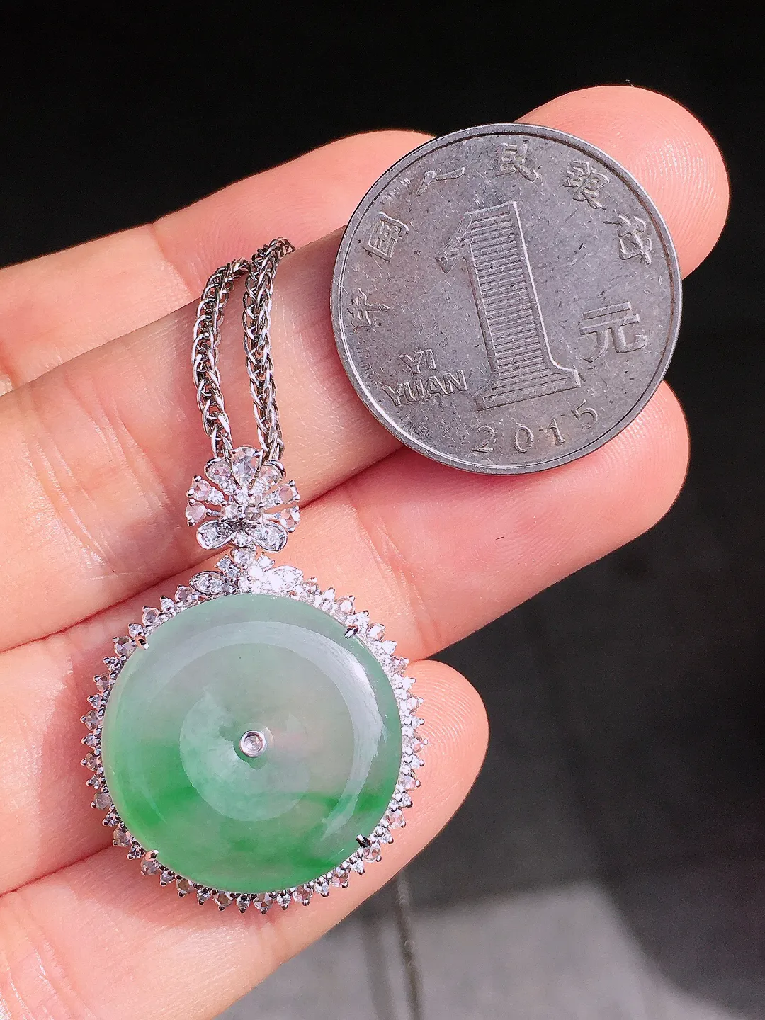 飘绿平安扣吊坠，色泽艳丽，玉质细腻，荧光感超
强，饱满圆润，尽显优雅气质，18k
金豪华镶嵌