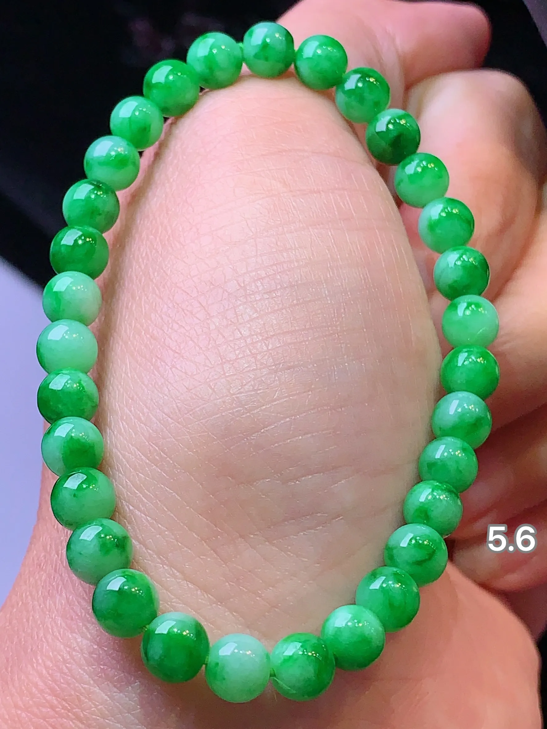 翠绿圆珠手链 玉质细腻 色泽清新艳丽 整体尺寸5.6