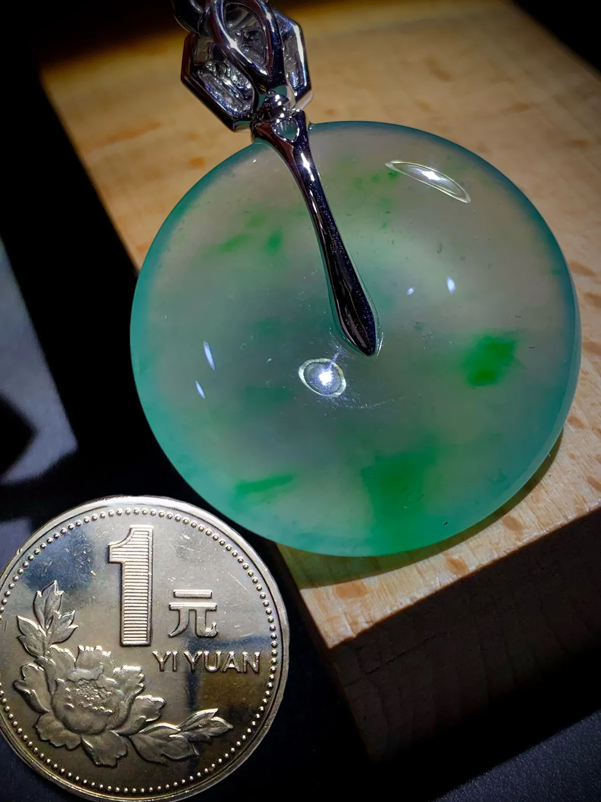 高质量绿花平安扣。44-裸石32-6.2mm，
15.45g，18K金，南非钻，