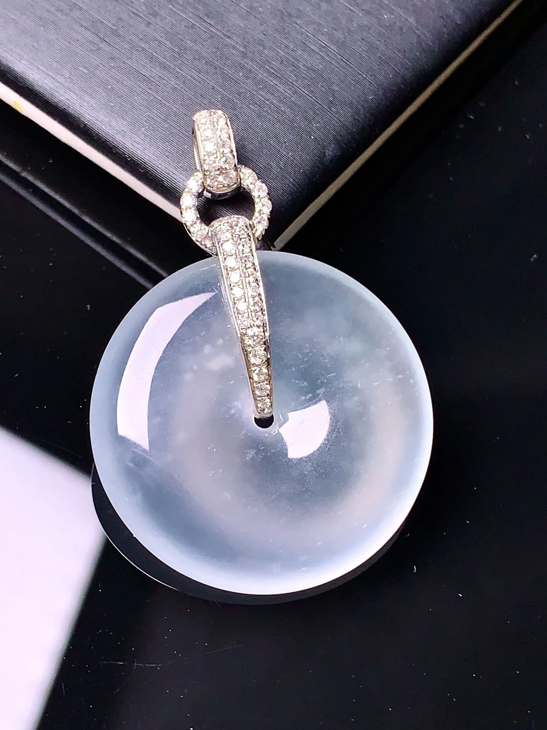 18k金钻镶嵌冰种平安扣吊坠 玉质细腻 色泽清新艳丽 整体尺寸38.6*27*4.8