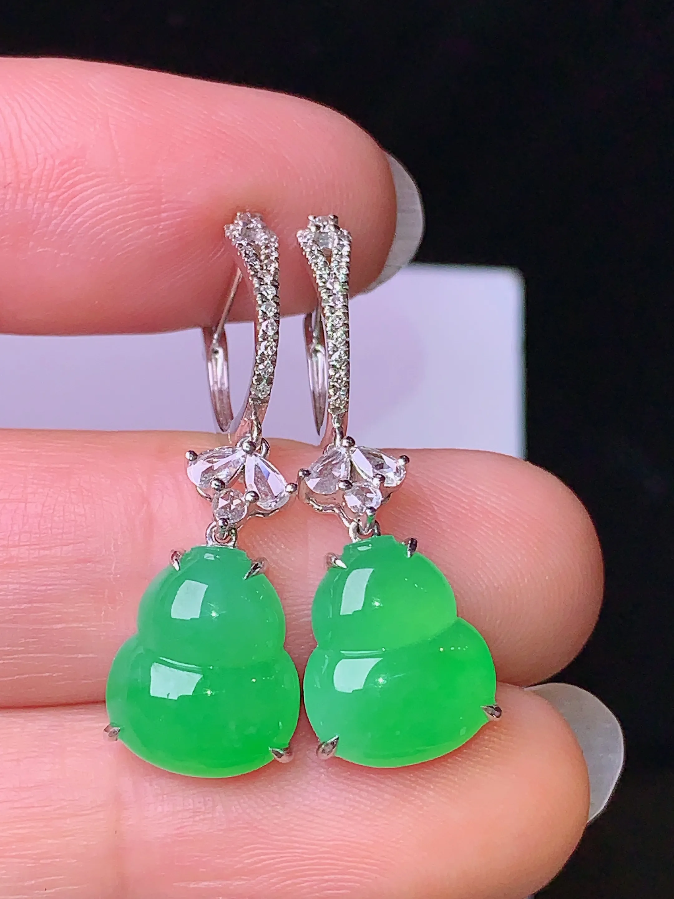 18k金钻镶嵌翠绿葫芦耳坠 玉质细腻 色泽清新艳丽 整体尺寸28.8*9.6*4.3