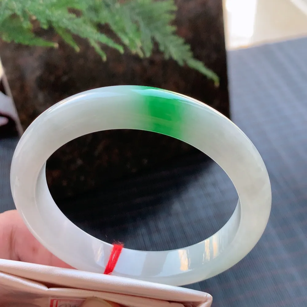 正圈冰糯阳绿 微棉纹 尺寸:61.1/12.1/8.8 大圈口