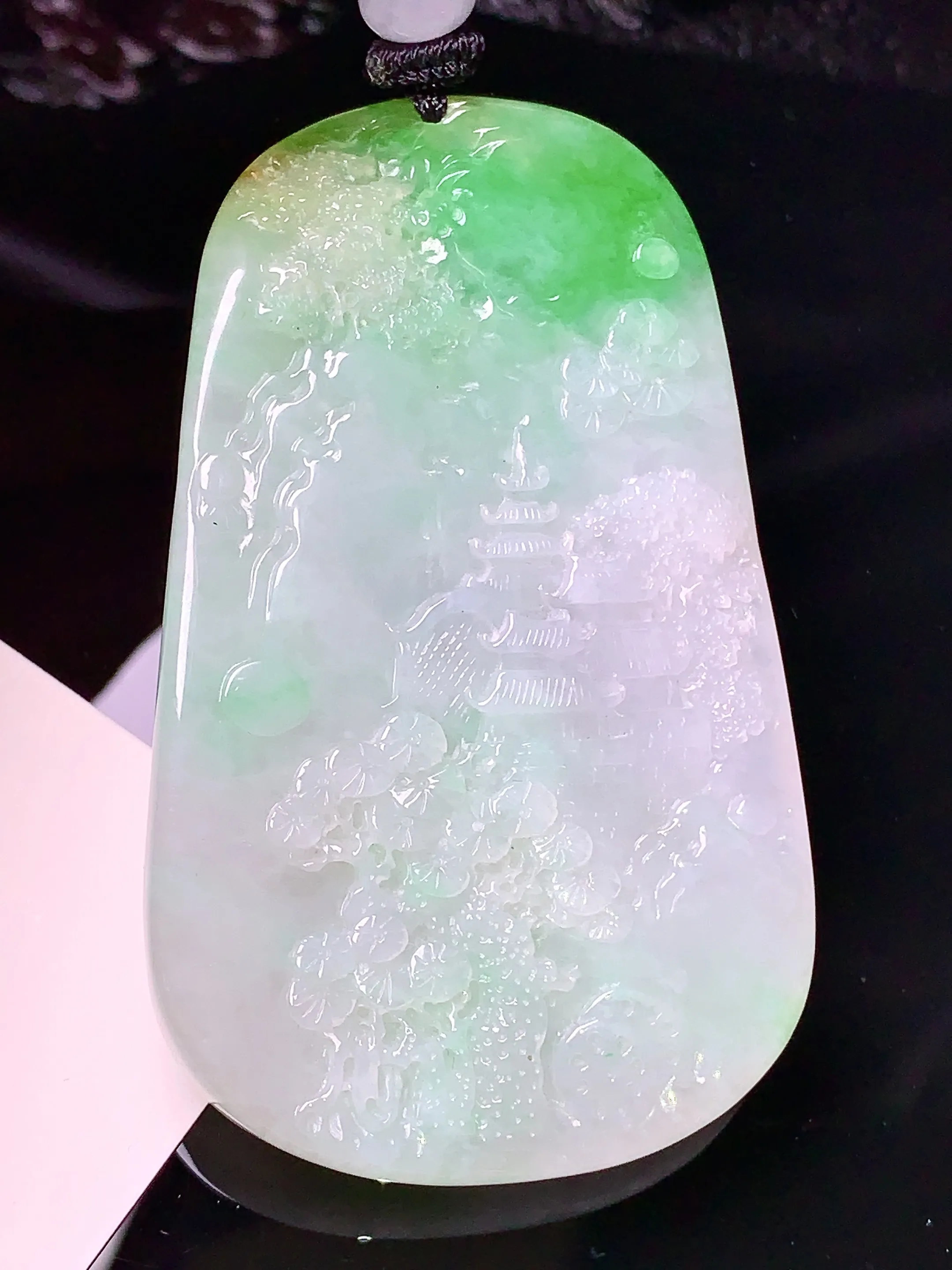 飘黄绿山水牌子吊坠 玉质细腻 色泽清新艳丽 整体尺寸60.6*37*10