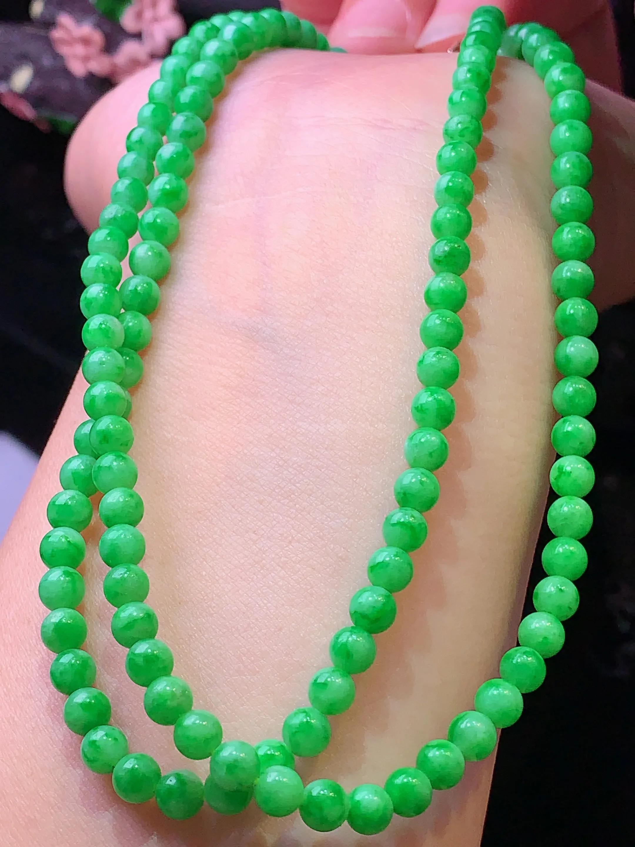 翠绿圆珠项链 玉质细腻 色泽清新 艳丽 整体尺寸4.3