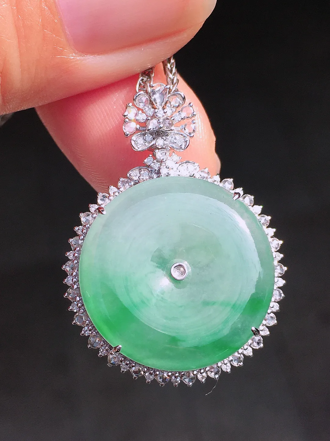 飘绿平安扣吊坠，色泽艳丽，玉质细腻，荧光感超
强，饱满圆润，尽显优雅气质，18k
金豪华镶嵌