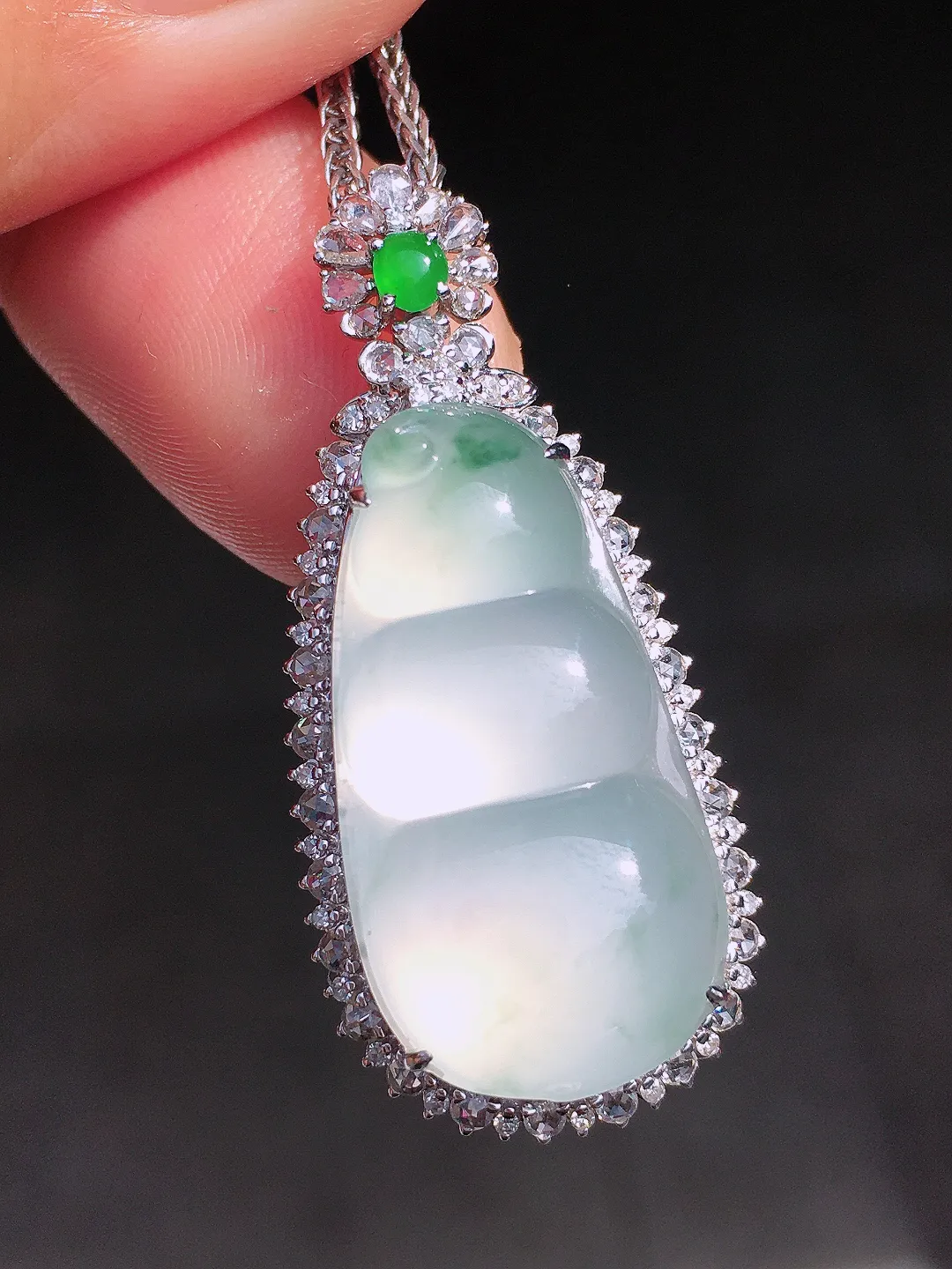 冰飘花福豆吊坠，色泽艳丽，玉质细腻，荧光感超
强，饱满圆润，尽显优雅气质，18k
金豪华镶嵌