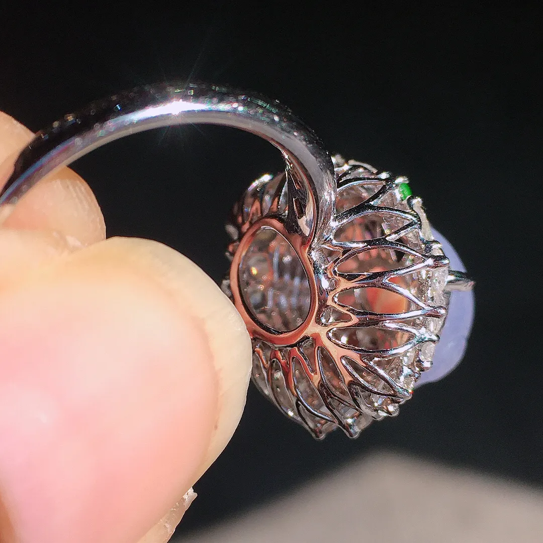 紫罗兰貔貅戒指，色泽均匀艳丽，玉质细腻，荧光感超
强，饱满圆润，尽显优雅气质，18k
金豪华镶嵌