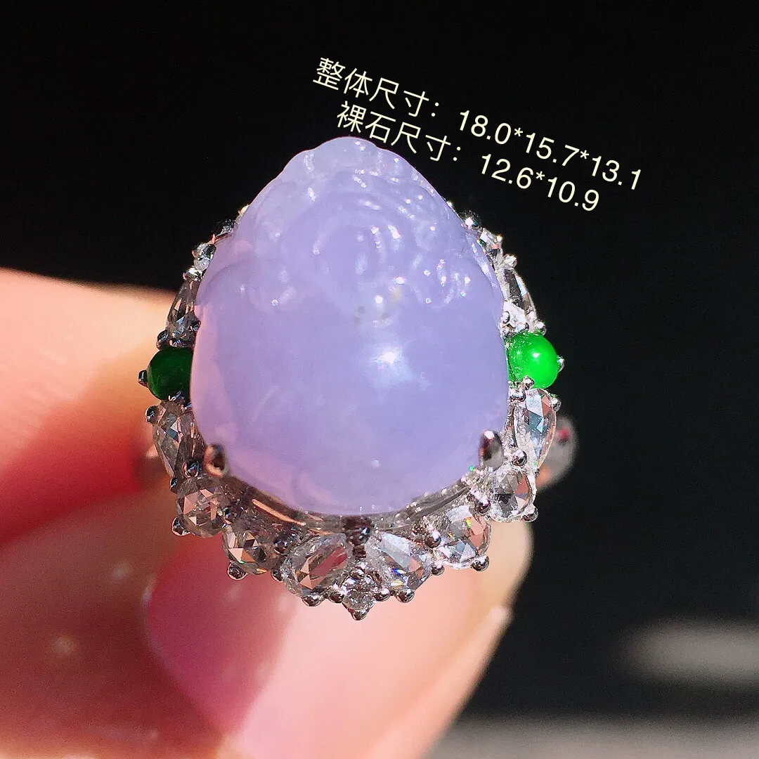 紫罗兰貔貅戒指，色泽均匀艳丽，玉质细腻，荧光感超
强，饱满圆润，尽显优雅气质，18k
金豪华镶嵌