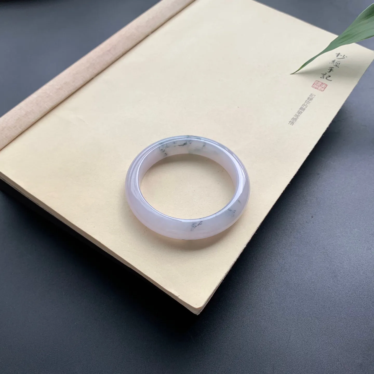 54.5圈口飘花正圈手镯 尺寸：54.5-12.3-8.5，无纹裂，细腻光滑，花色飘逸