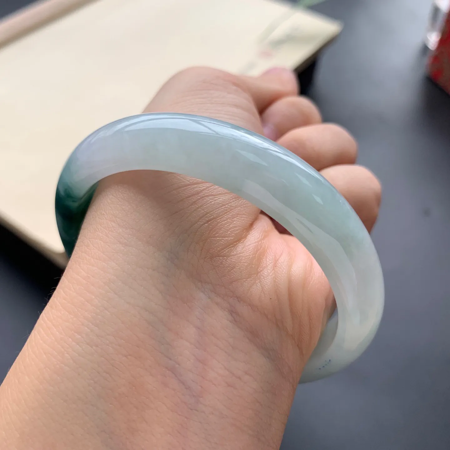 58圈口飘花正圈手镯 尺寸：58-12-7.5，无纹裂，细腻光滑，花色浓郁