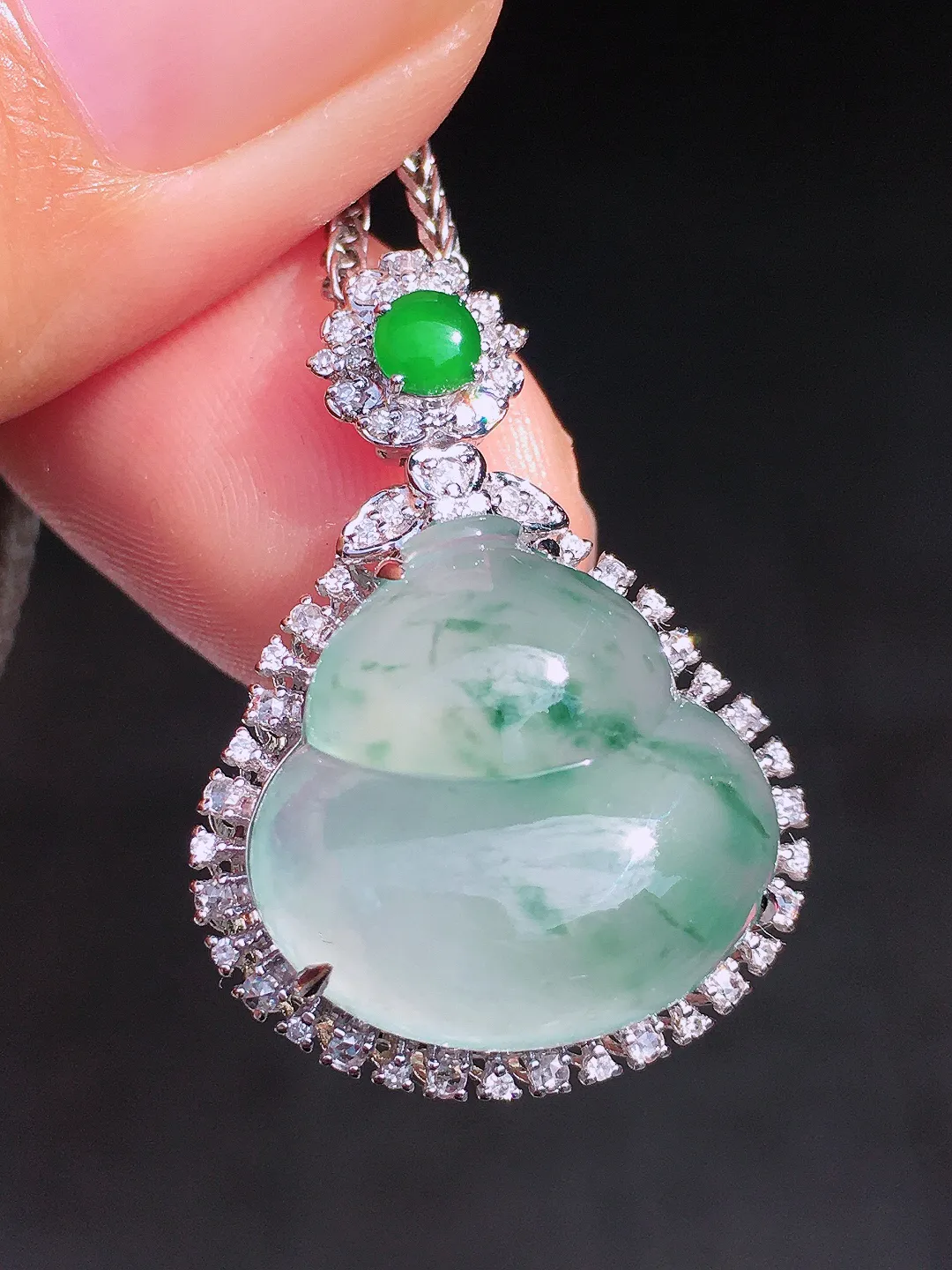 冰飘绿葫芦吊坠，色泽艳丽，玉质细腻，荧光感超
强，饱满圆润，尽显优雅气质，18k
金豪华镶嵌