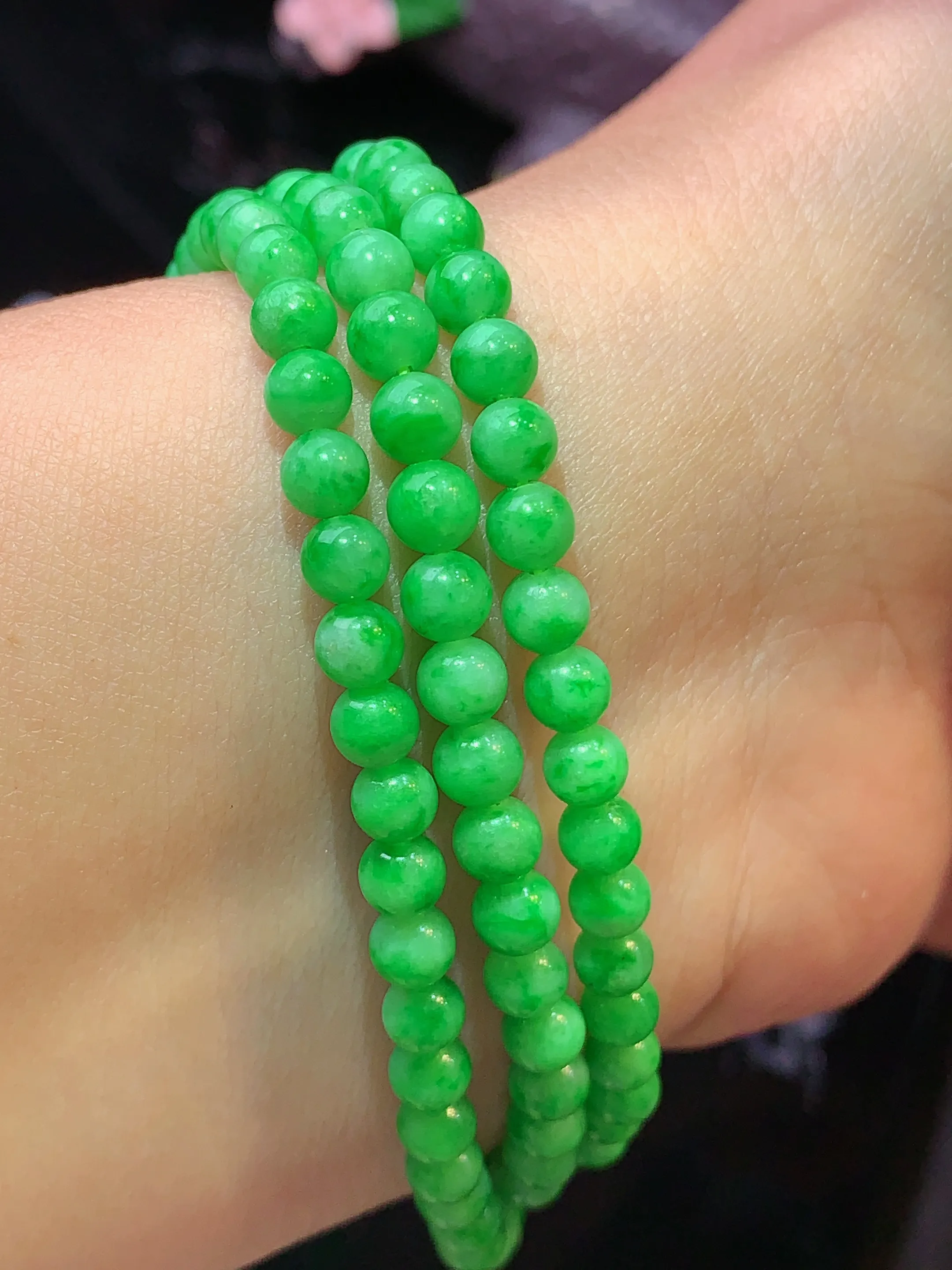 翠绿圆珠项链 玉质细腻 色泽清新 艳丽 整体尺寸4.3