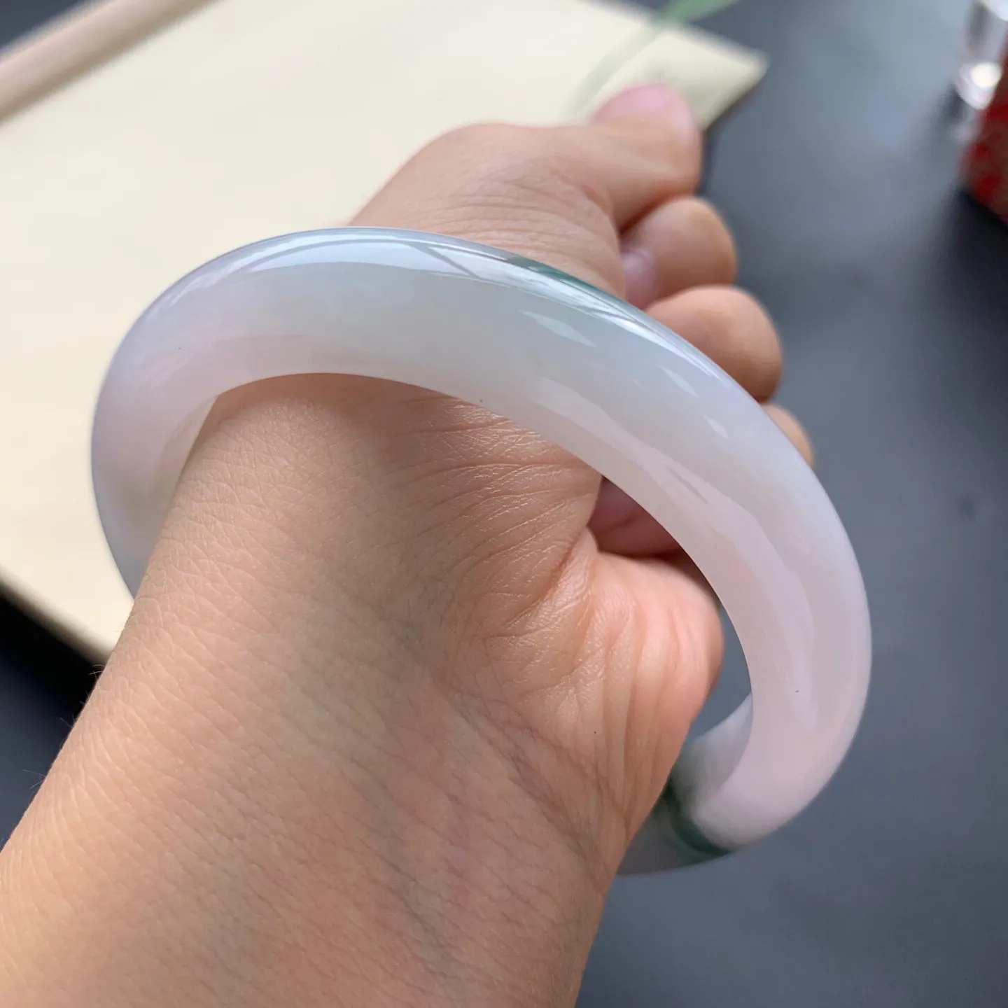 58圈口飘花正圈手镯 尺寸：58-12.2-9，无纹裂，细腻光滑，花色飘逸