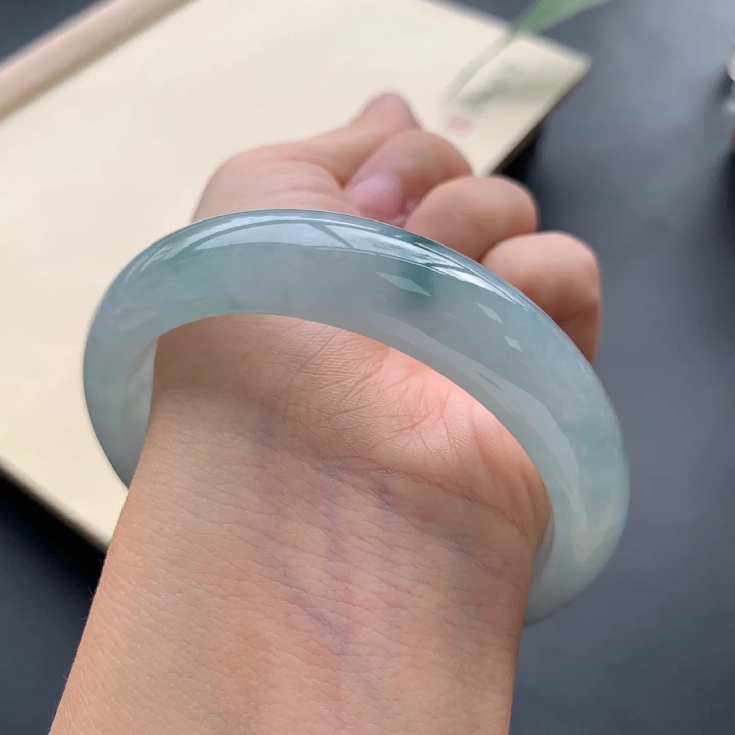 57圈口飘花正圈手镯 尺寸：57-13.8-8，无纹裂，细腻起胶，宽版大气