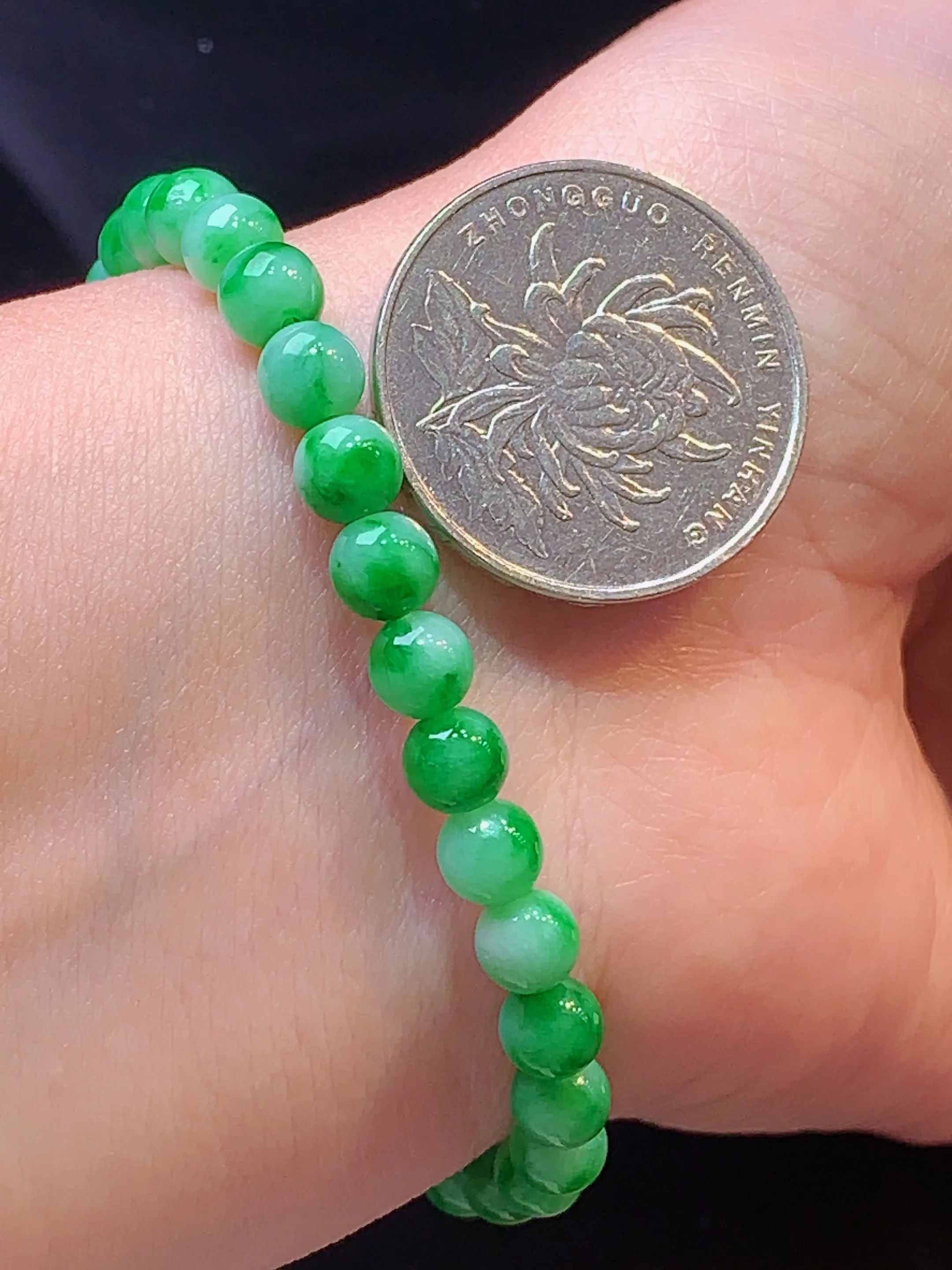 翠绿圆珠手链 玉质细腻 色泽清新艳丽 整体尺寸5.6