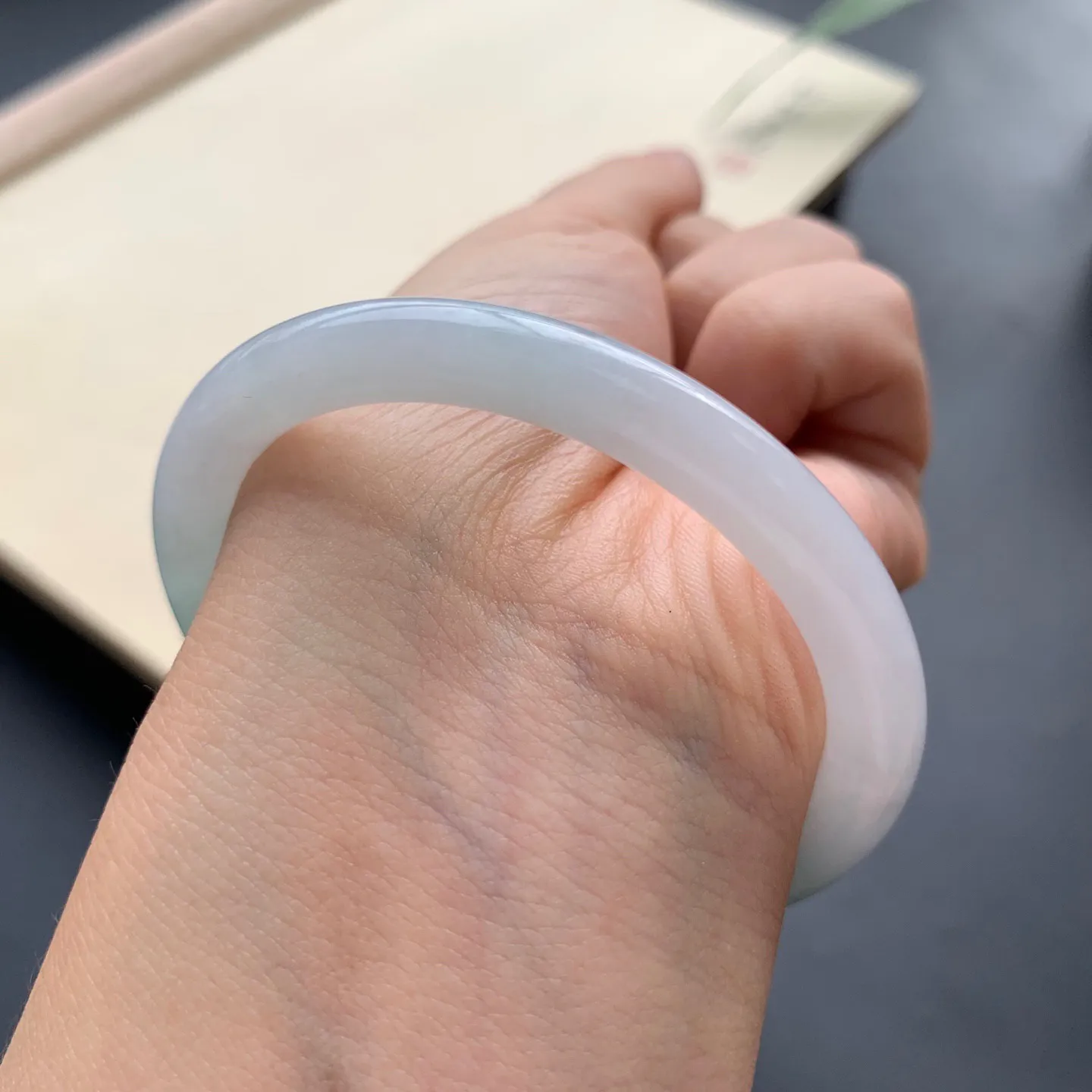 52圈口底色细糯圆条手镯 尺寸：52-8-7.2，无纹裂，细腻釉洁，清爽干净