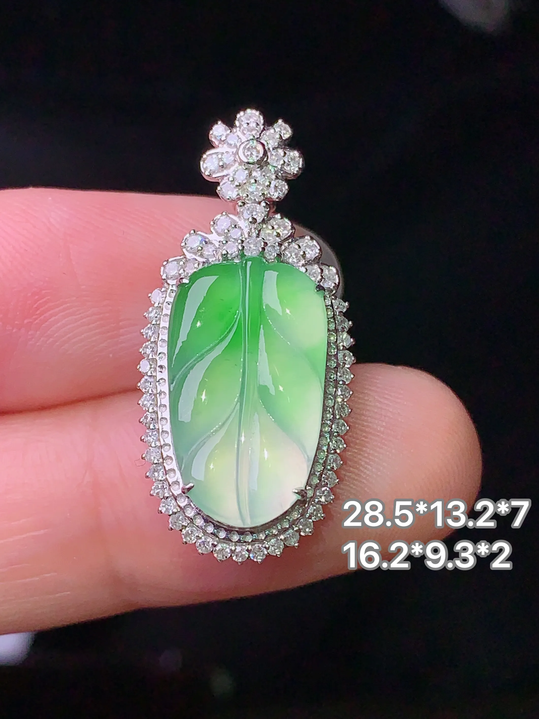 18k金钻镶嵌飘绿树叶吊坠 玉质细腻 色泽清新艳丽 整体尺寸28.5*13.2*7