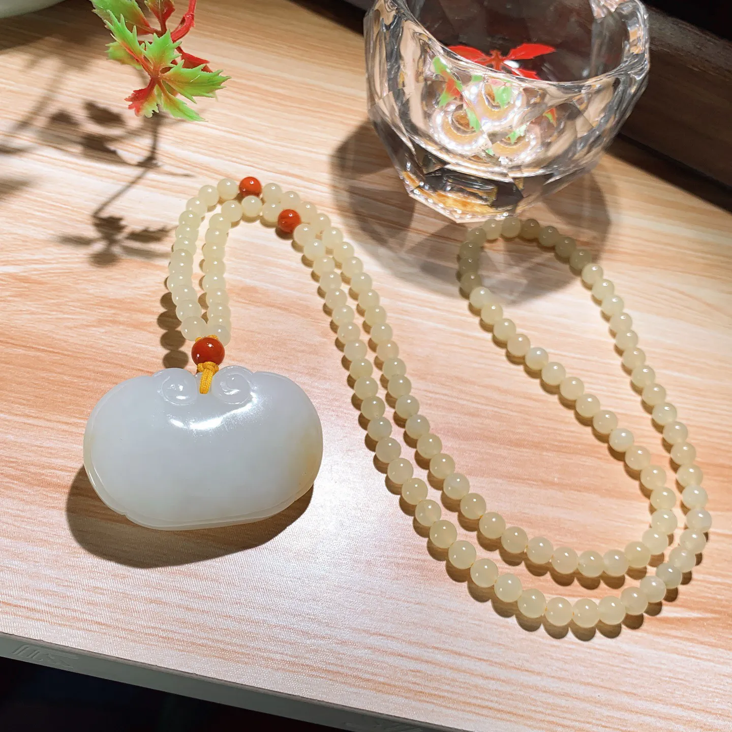 和田玉白玉糖料如意锁挂件。尺寸44/13重52.7克。玉质细腻油润。手推出油。佩戴高端典雅。lt251114