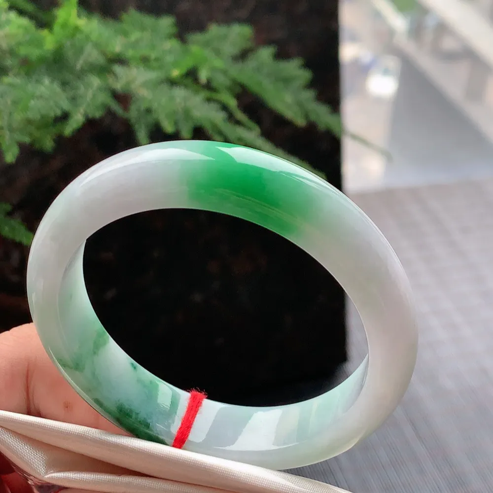 正圈冰糯阳绿 无瑕 尺寸:54.4/12.2/7.4 色好🥰🥰