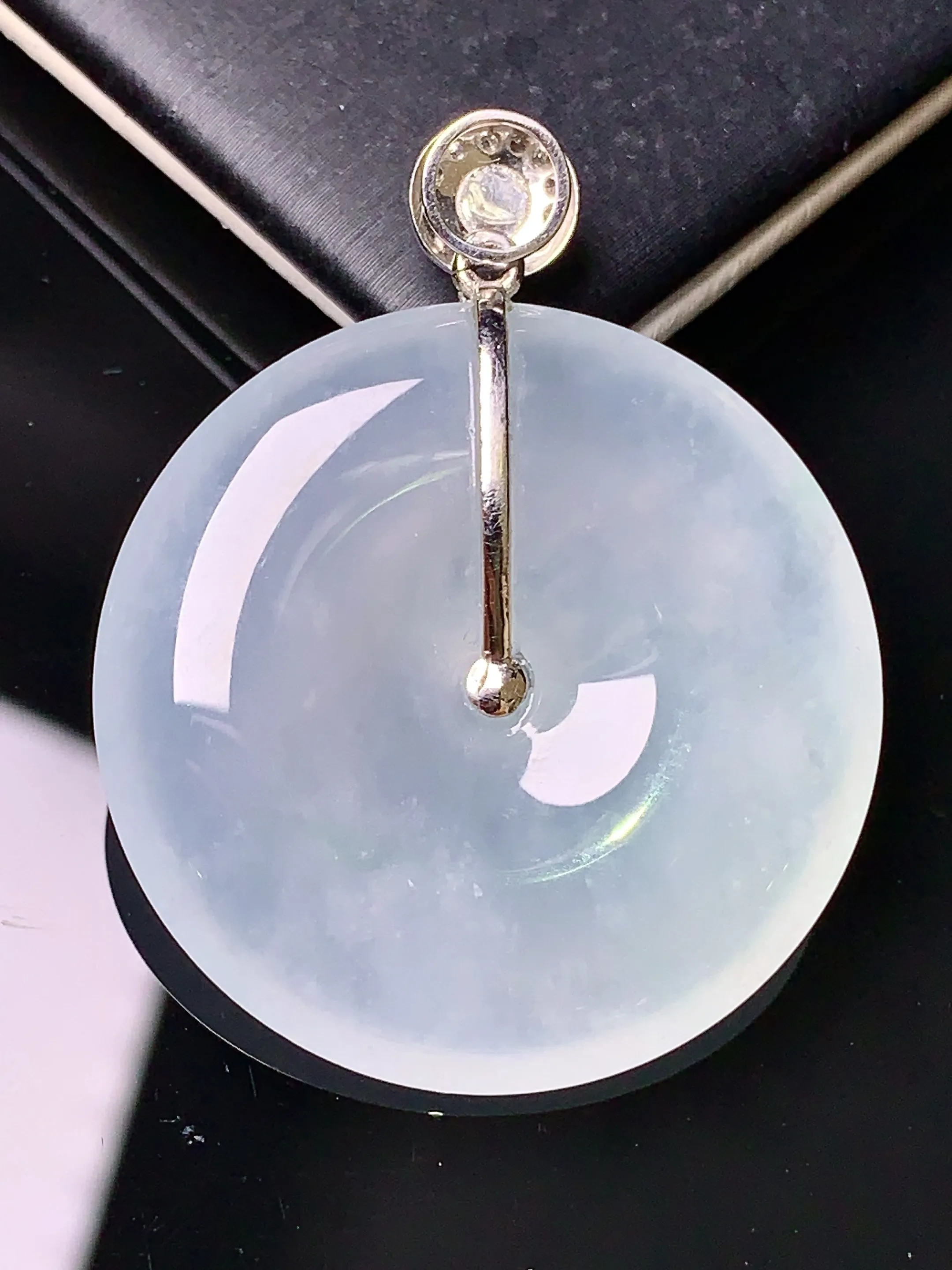 18k金镶嵌冰种平安扣吊坠 玉质细腻 色泽清新艳丽 整体尺寸39.2*31.3*6