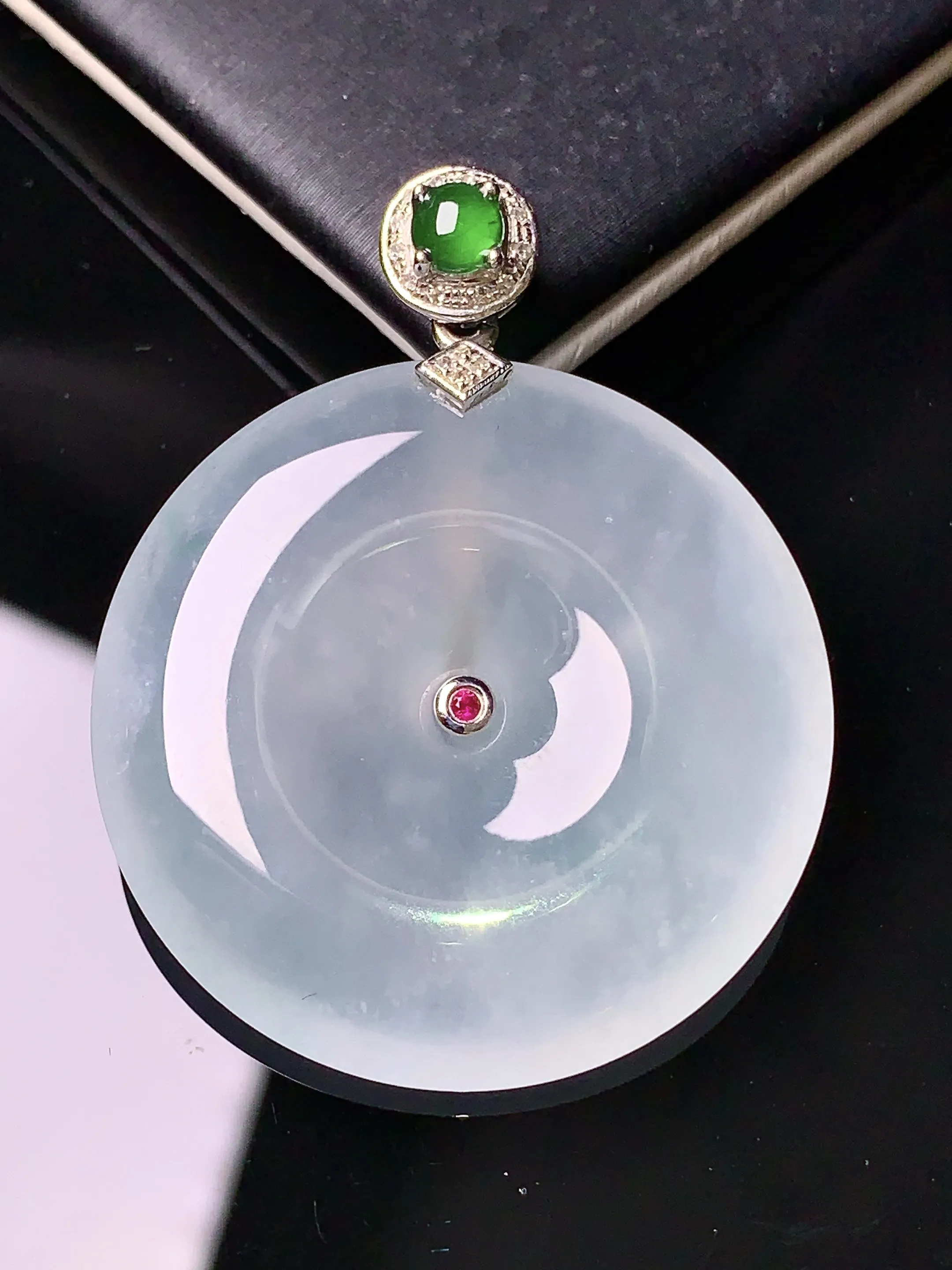 18k金镶嵌冰种平安扣吊坠 玉质细腻 色泽清新艳丽 整体尺寸39.2*31.3*6