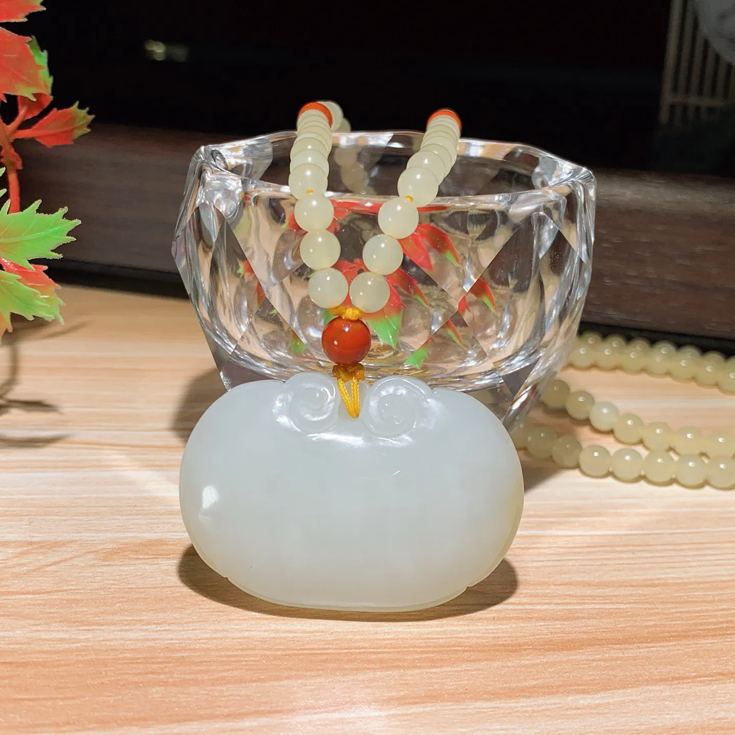 和田玉白玉糖料如意锁挂件。尺寸44/13重52.7克。玉质细腻油润。手推出油。佩戴高端典雅。lt251114