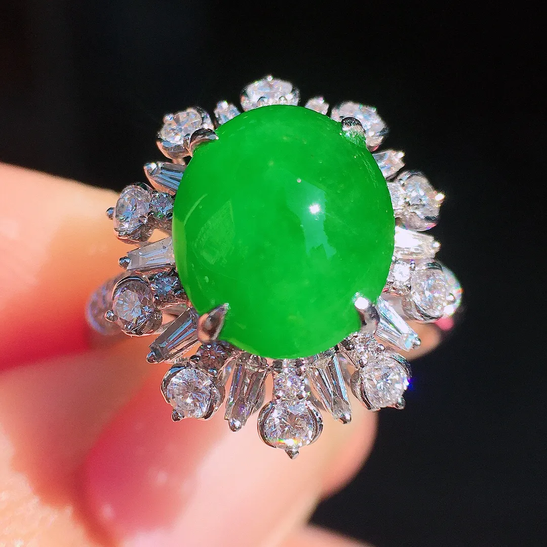 阳绿蛋面戒指，色泽均匀艳丽，玉质细腻，荧光感超
强，饱满圆润，尽显优雅气质，18k
金豪华镶嵌