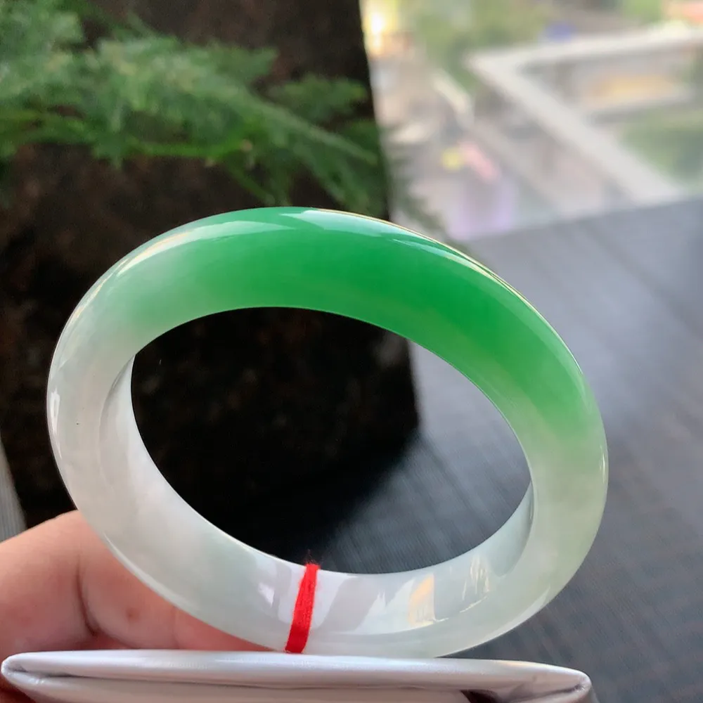 正圈一大节阳绿 无瑕 尺寸:54.8/13.1/8.8 色阳