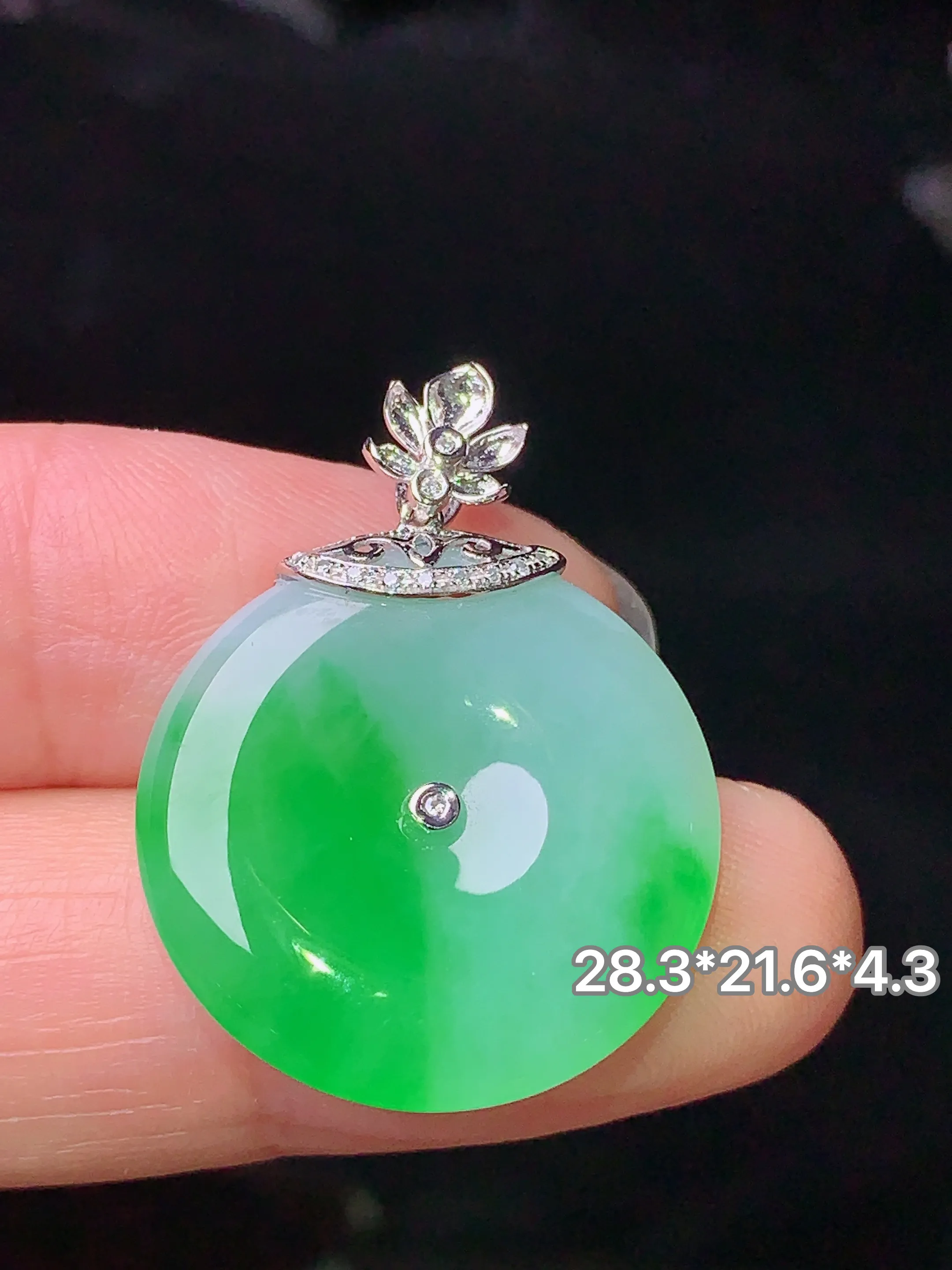 18k金钻镶嵌飘绿平安扣吊坠 玉质细腻 色泽清新艳丽 整体尺寸28.3*21.6*4.3