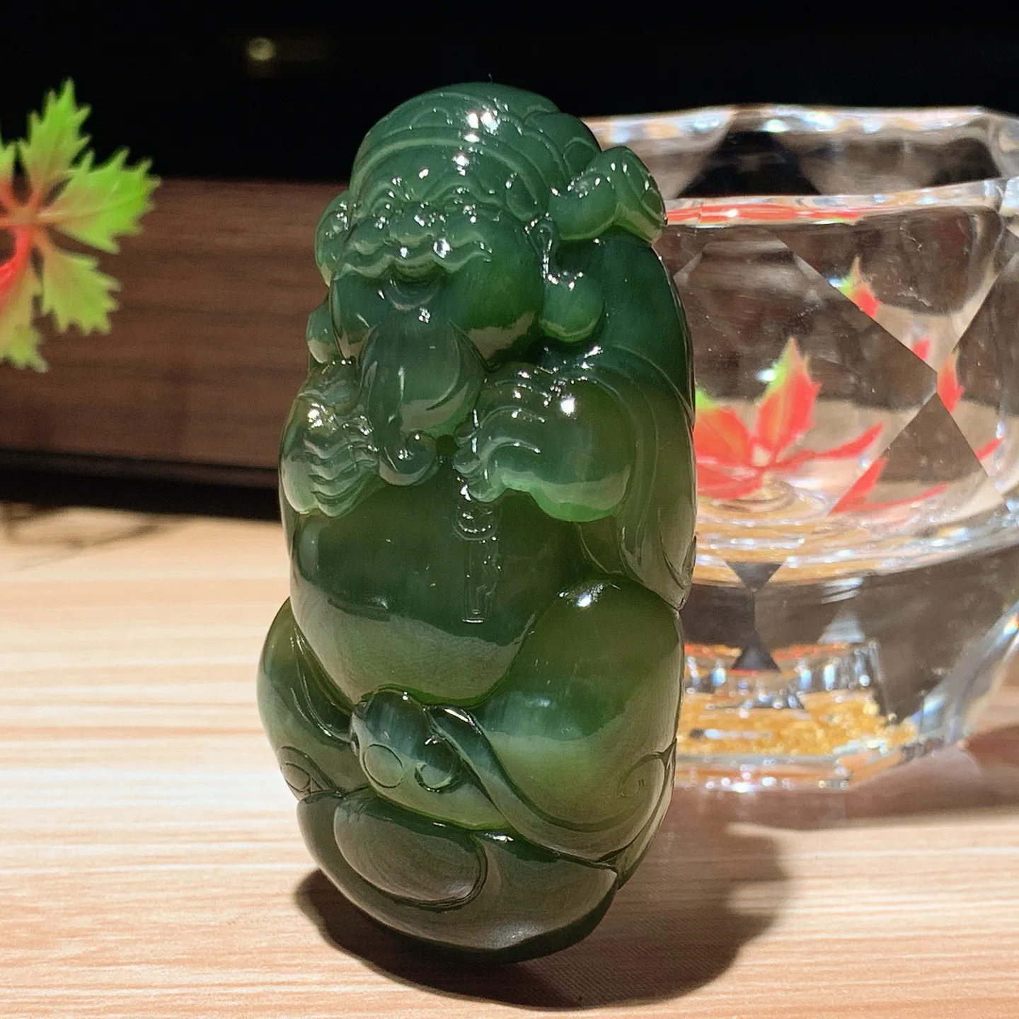 和田玉菠菜绿猫眼俄罗斯碧玉财神爷把件。尺寸58/33/18重60克。玉质细腻油润。手推出油。佩戴高端典雅。lt251114