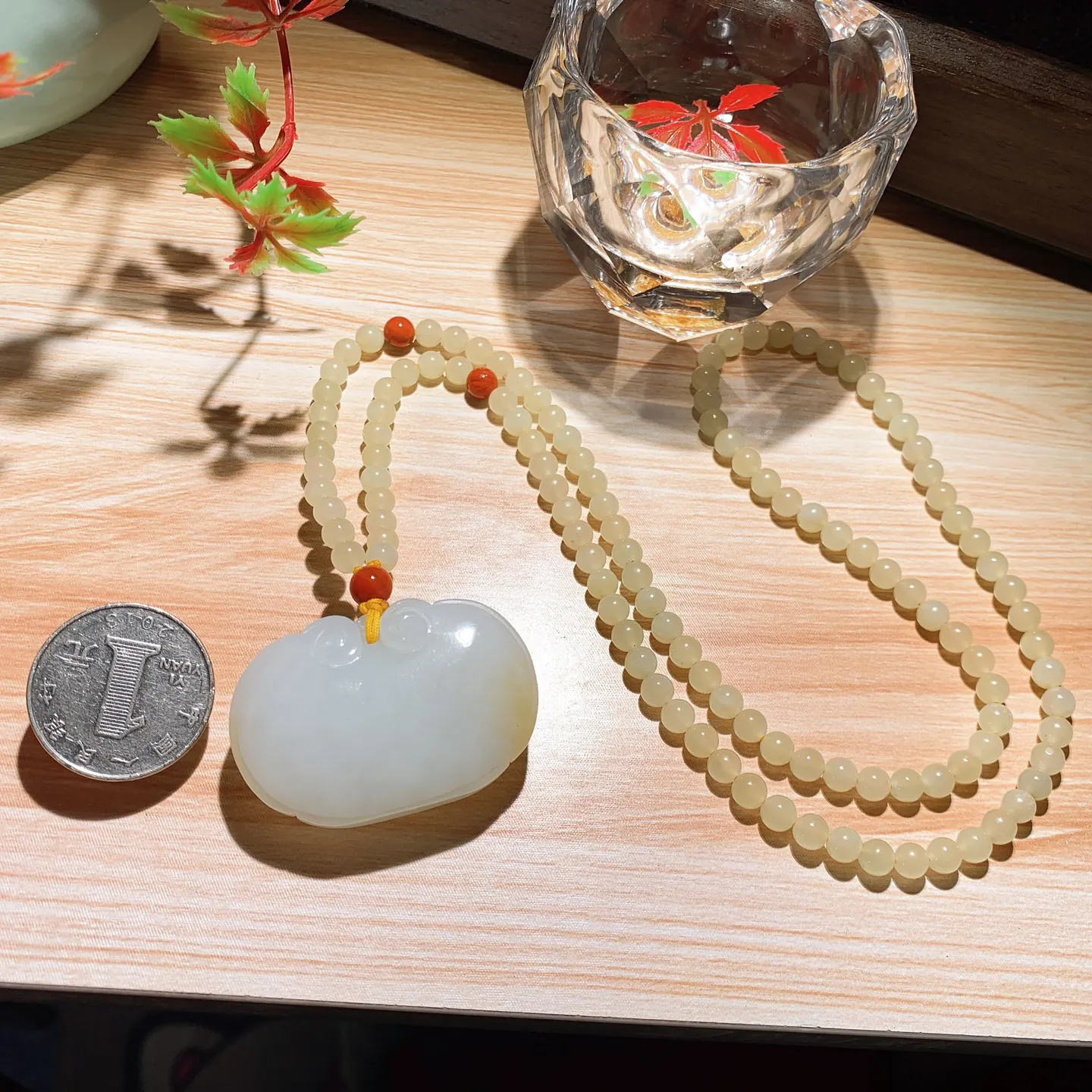 和田玉白玉糖料如意锁挂件。尺寸44/13重52.7克。玉质细腻油润。手推出油。佩戴高端典雅。lt251114