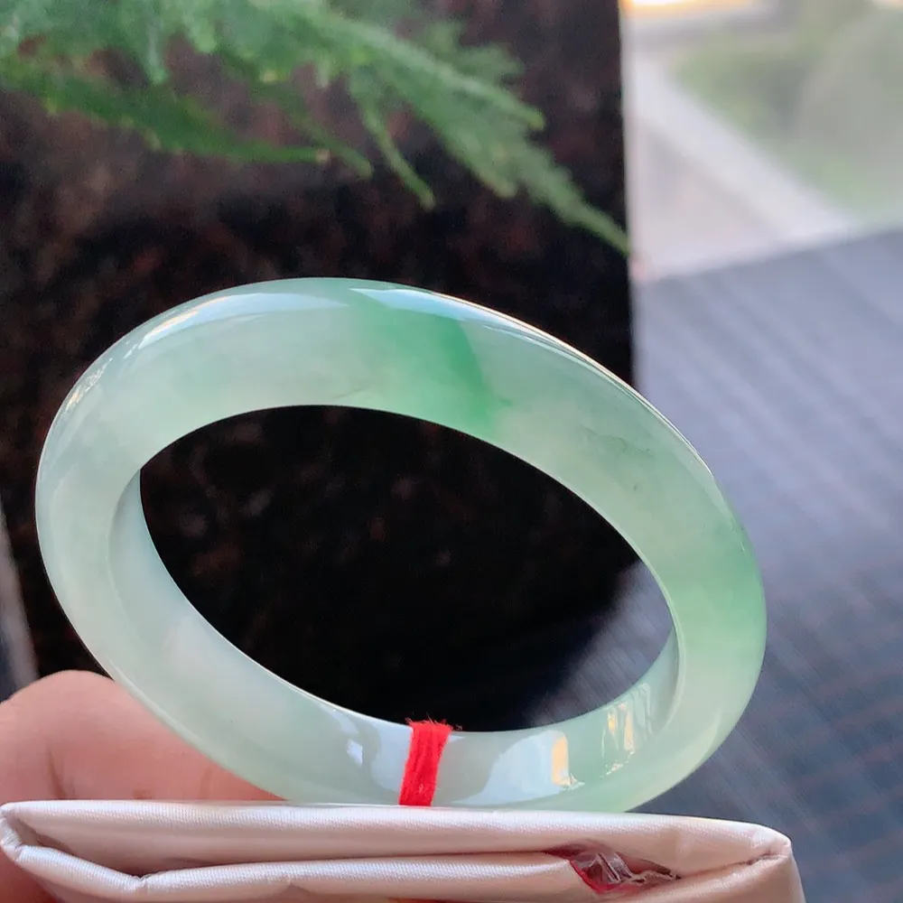 贵妃高冰阳绿 微皮纹 尺寸:56.1/48.1/11.5/8.2 种色兼备