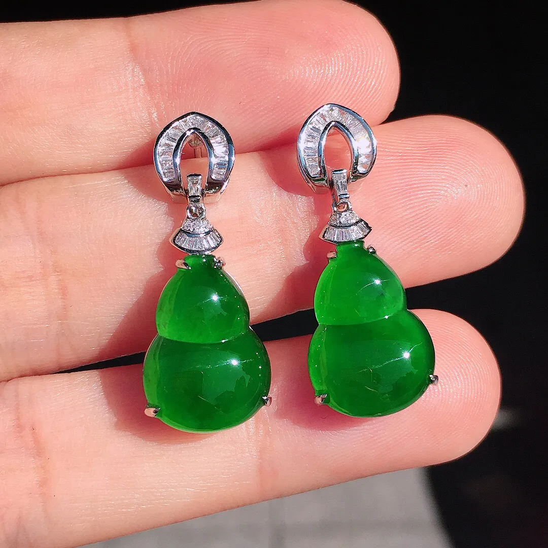 满绿葫芦耳坠，色泽均匀浓郁，玉质细腻，荧光感超
强，饱满圆润，尽显优雅气质，18k
金豪华镶嵌