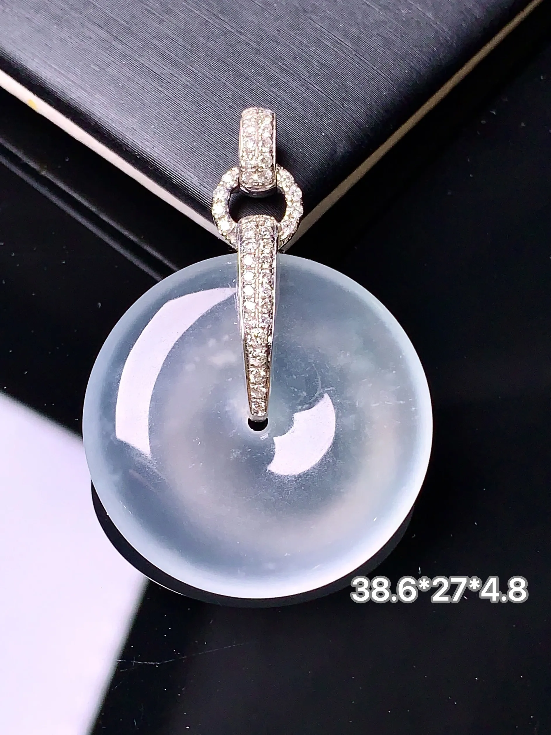 18k金钻镶嵌冰种平安扣吊坠 玉质细腻 色泽清新艳丽 整体尺寸38.6*27*4.8