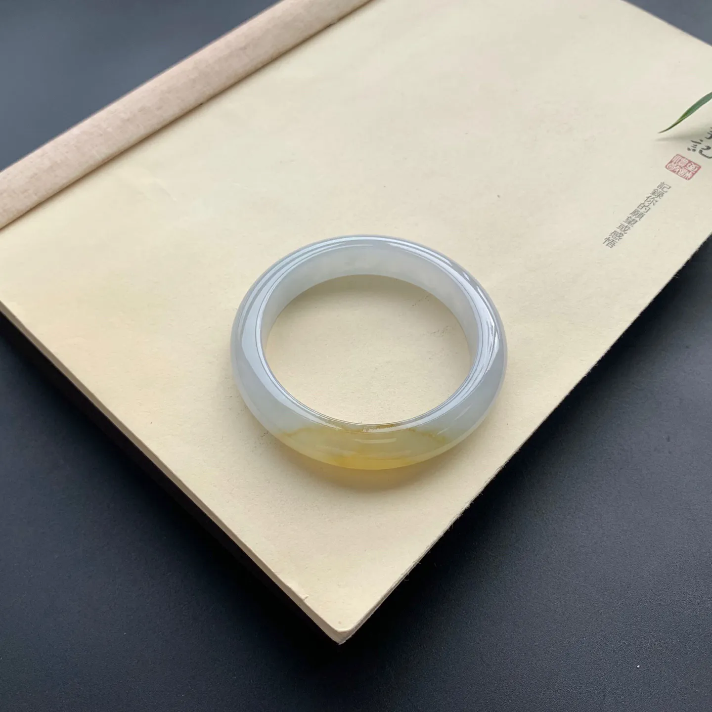 56圈口冰种飘黄翡正圈手镯 尺寸：56-12.3-9，无纹裂，水润起胶，优雅迷人