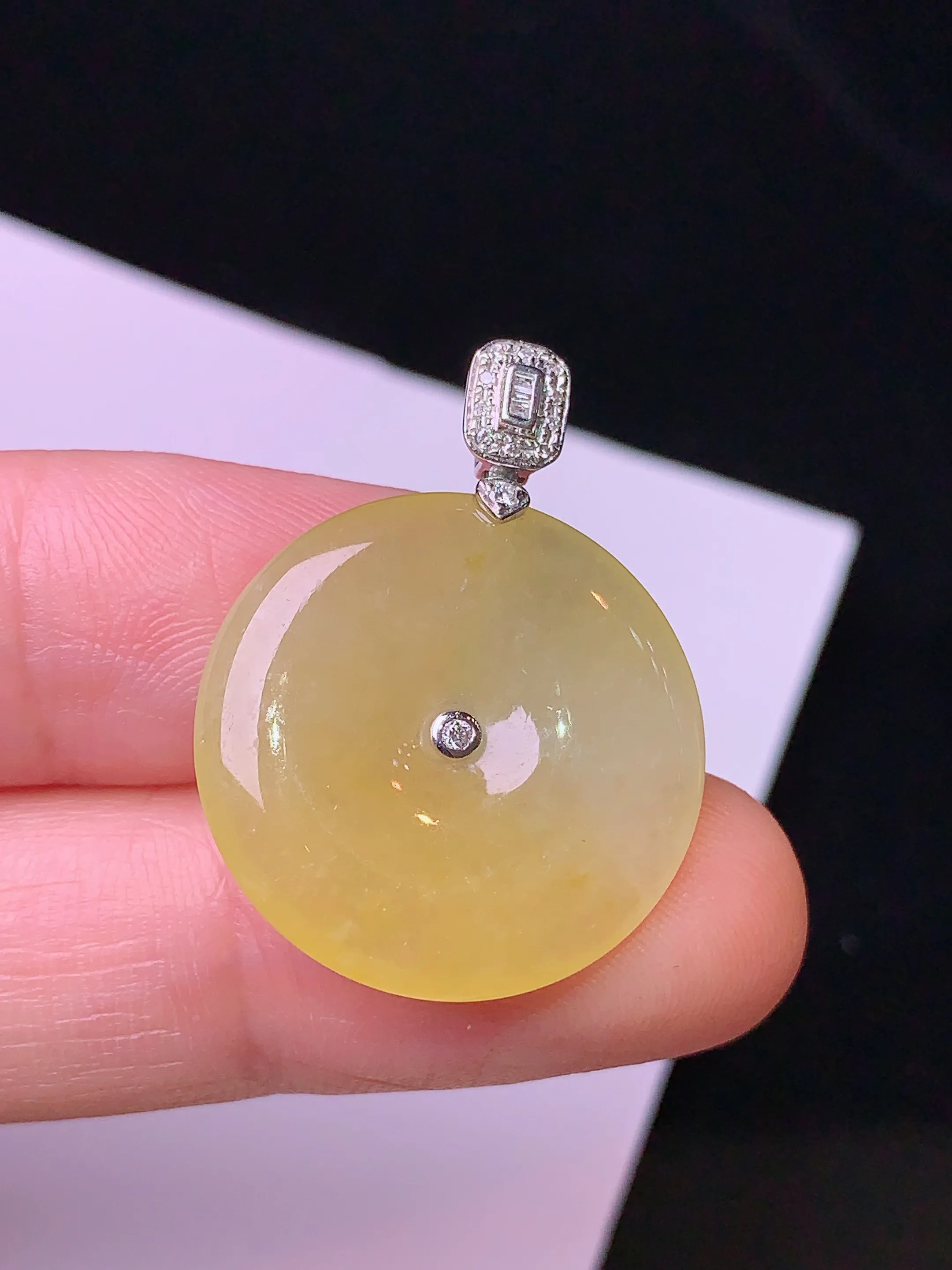 18k金钻镶嵌黄翡平安扣吊坠 玉质细腻 色泽清新艳丽 整体尺寸27.7*21*3.5