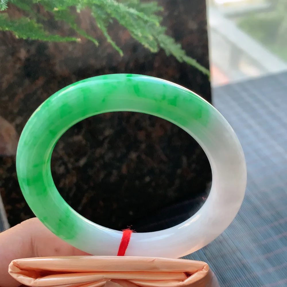 圆条一大节阳绿 无瑕 尺寸:56.5/11.1 色好